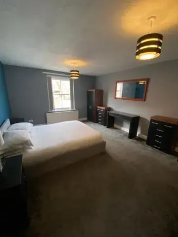 Bedroom, Bed in Hardwick Arms Hotel