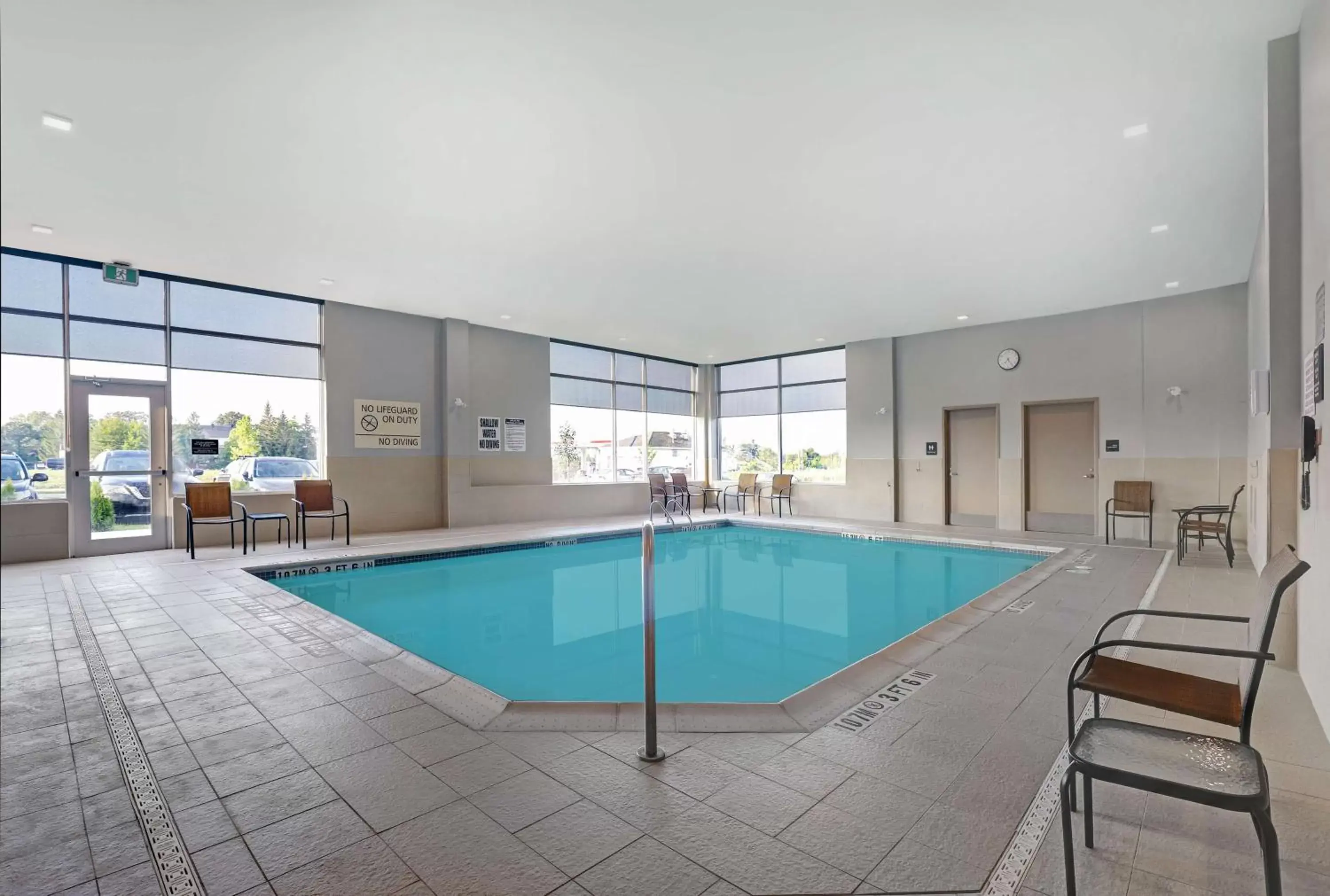Swimming Pool in Hampton Inn & Suites Belleville