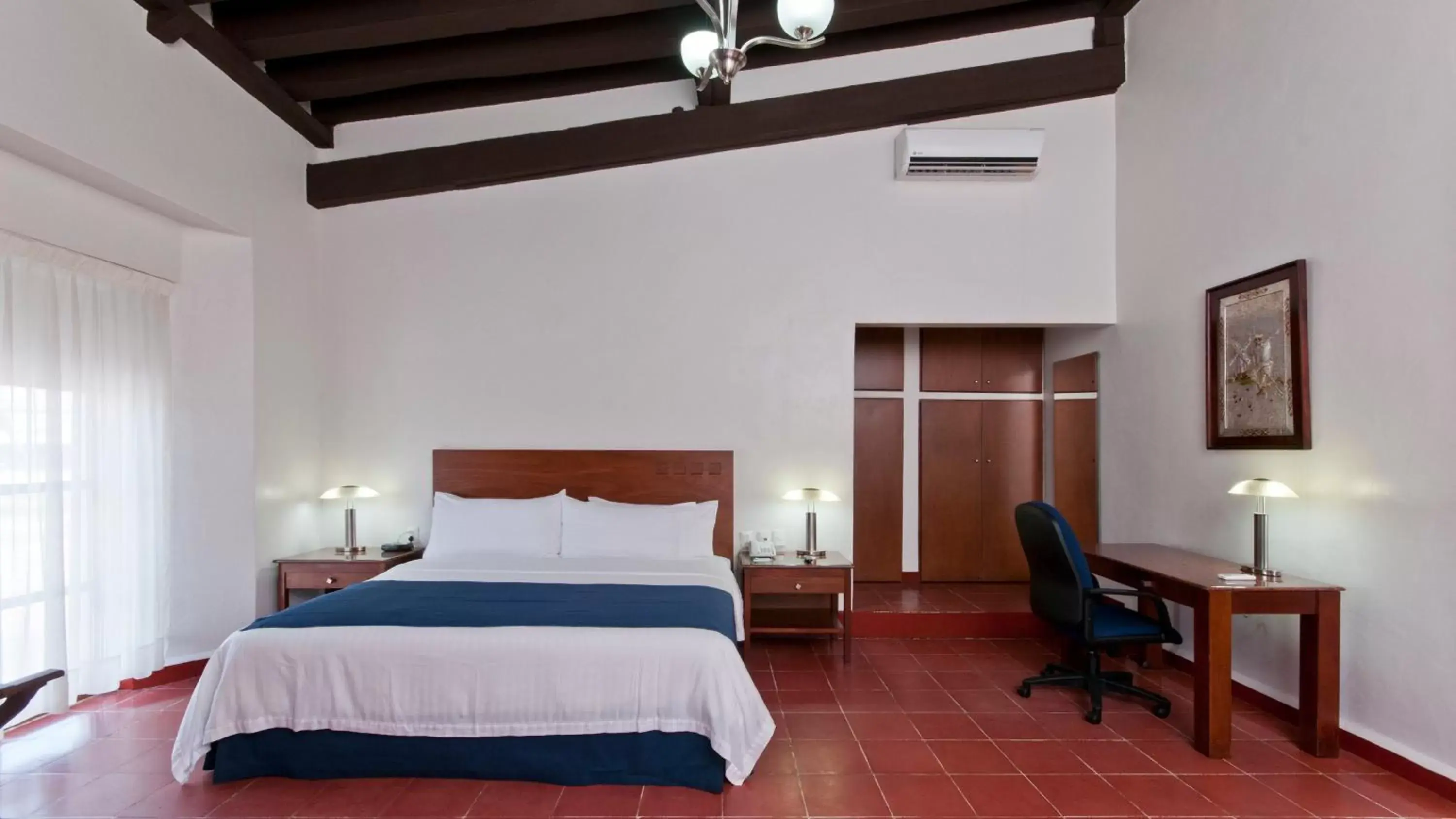 Photo of the whole room, Bed in Holiday Inn Veracruz-Centro Historico, an IHG Hotel