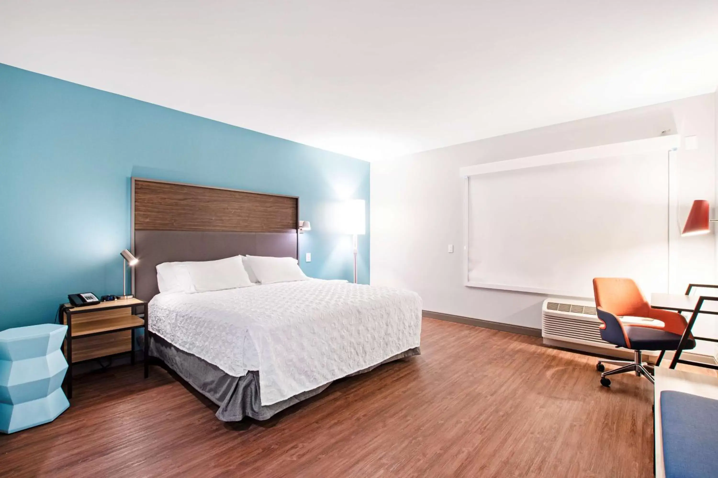 Bedroom, Bed in Tru By Hilton Chapel Hill