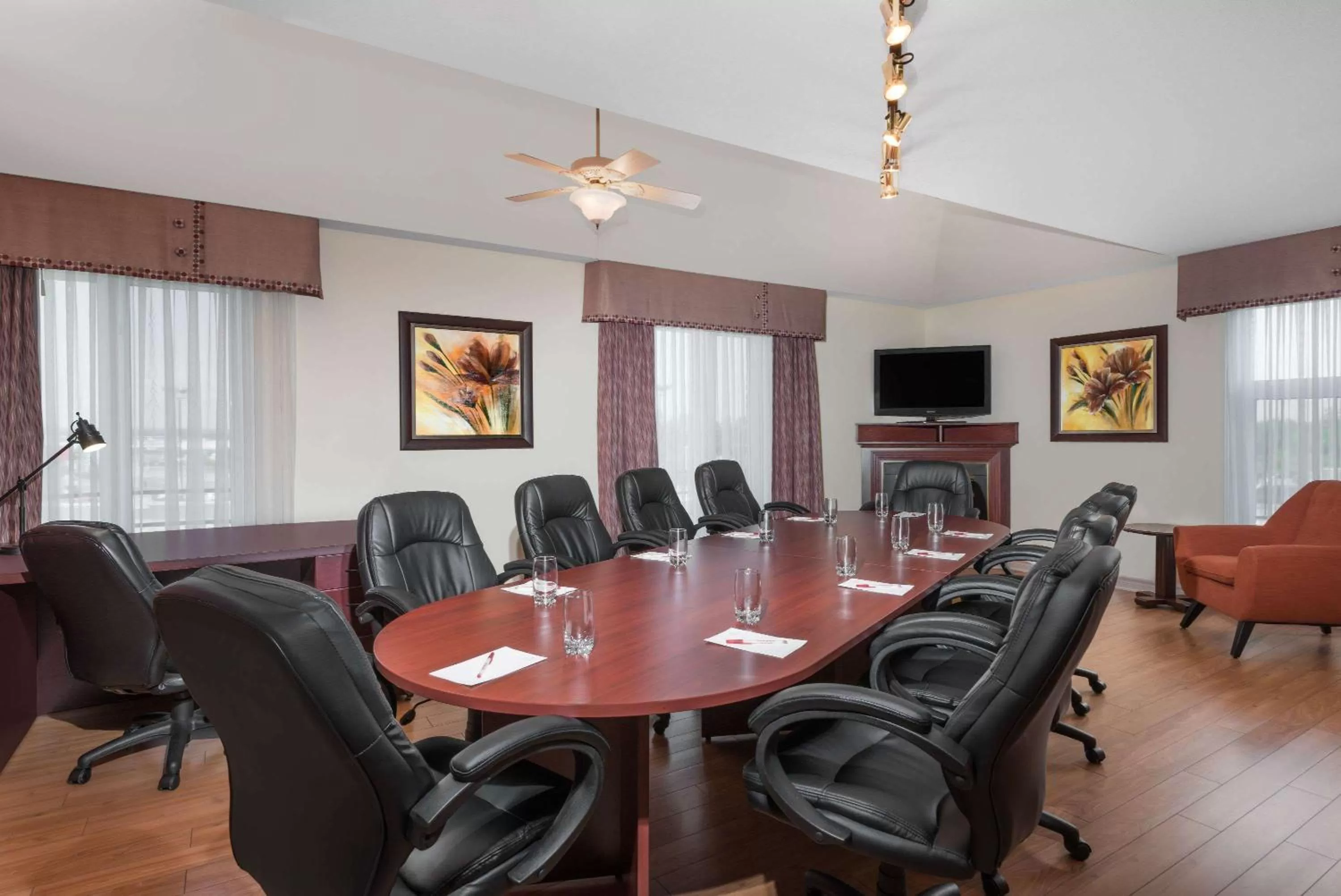 Photo of the whole room in Ramada Plaza by Wyndham Gatineau/Manoir du Casino