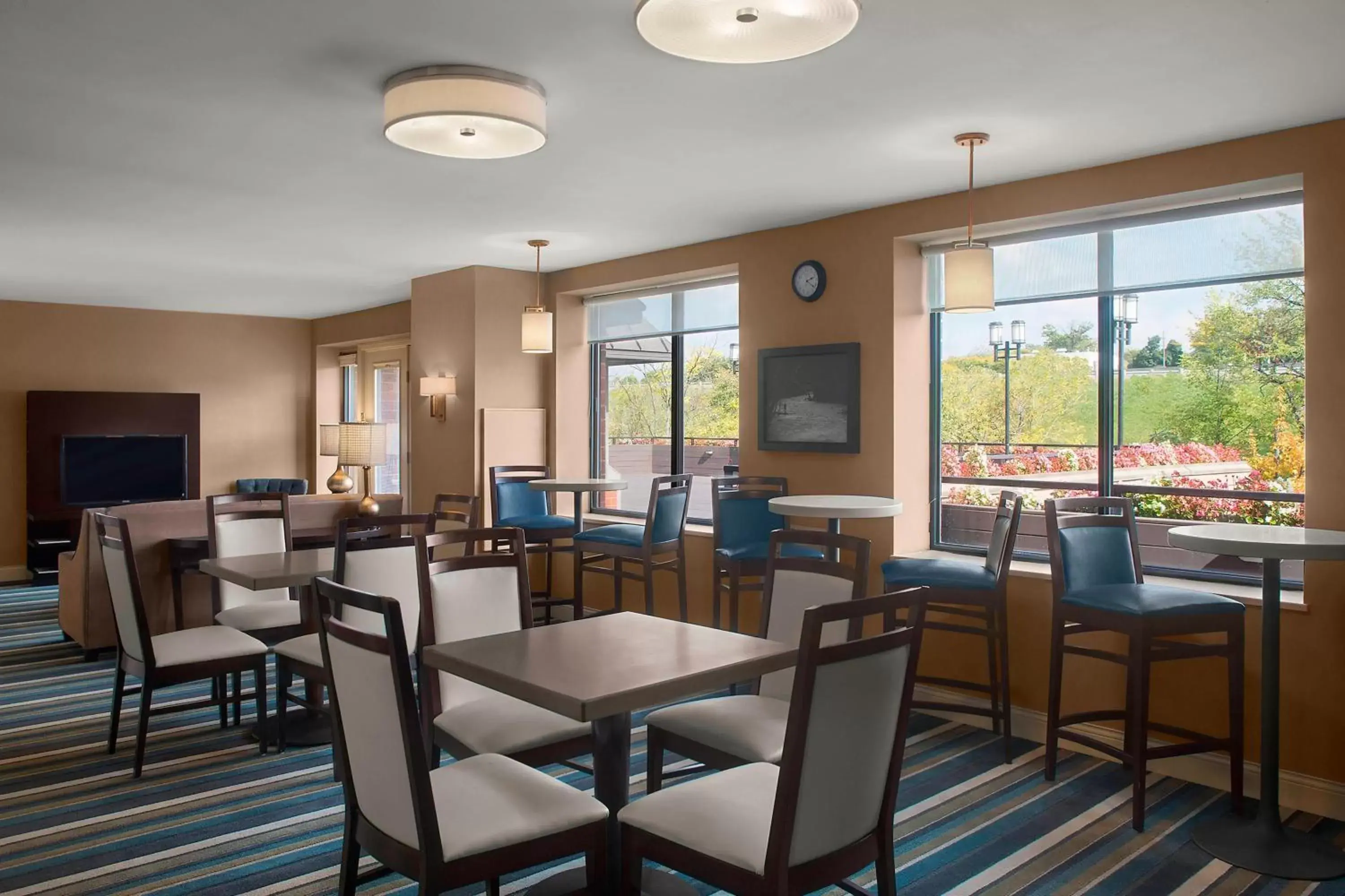 Lounge or bar, Restaurant/Places to Eat in Sheraton Suites Akron Cuyahoga Falls