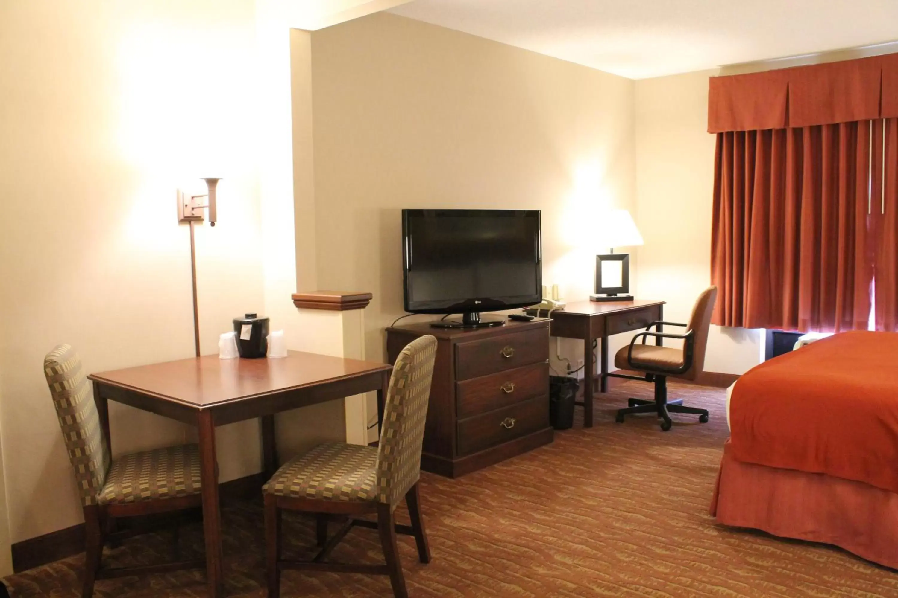 TV and multimedia, TV/Entertainment Center in Auburn Place Hotel & Suites Paducah