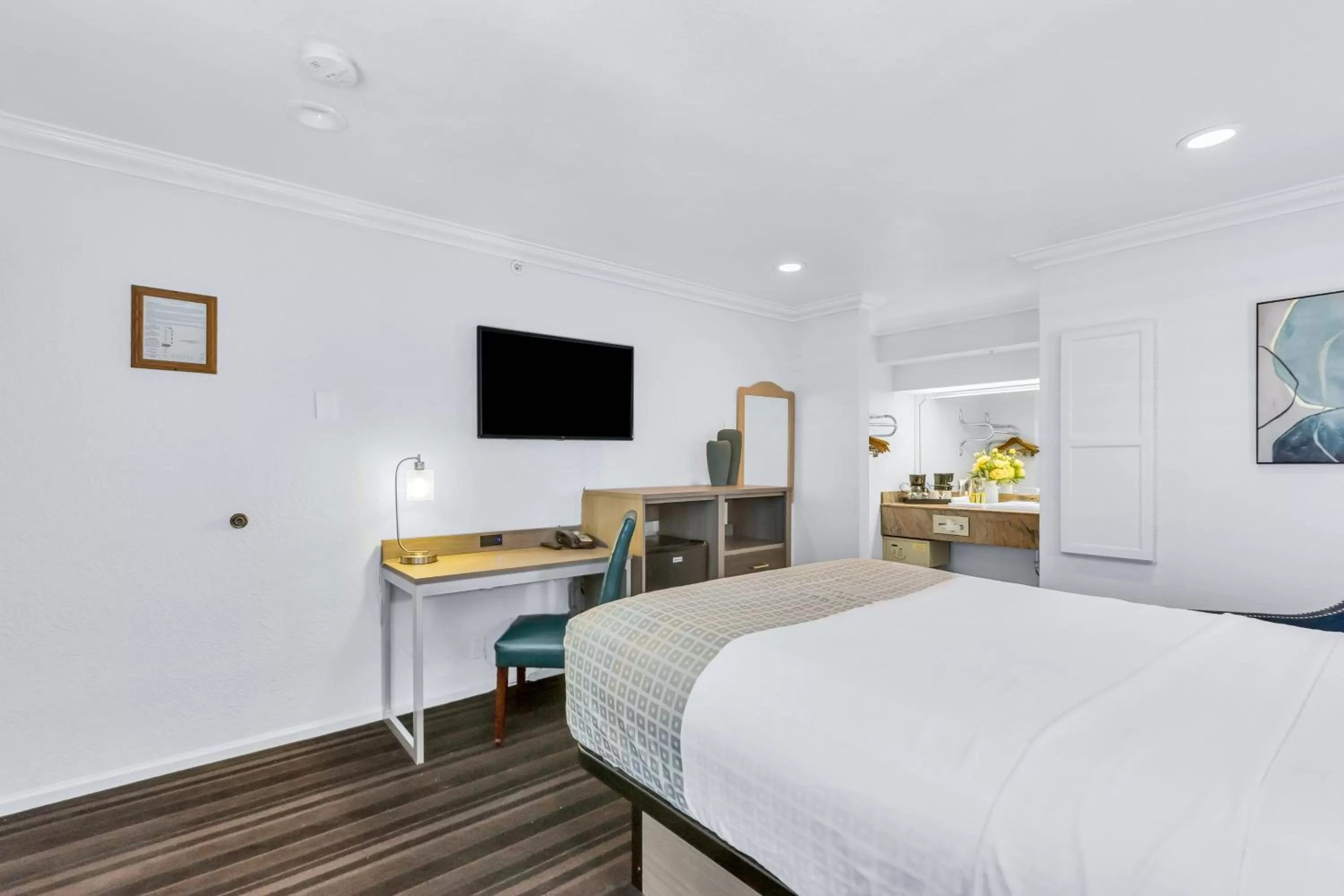 Bed in Napa Valley Hotel & Suites