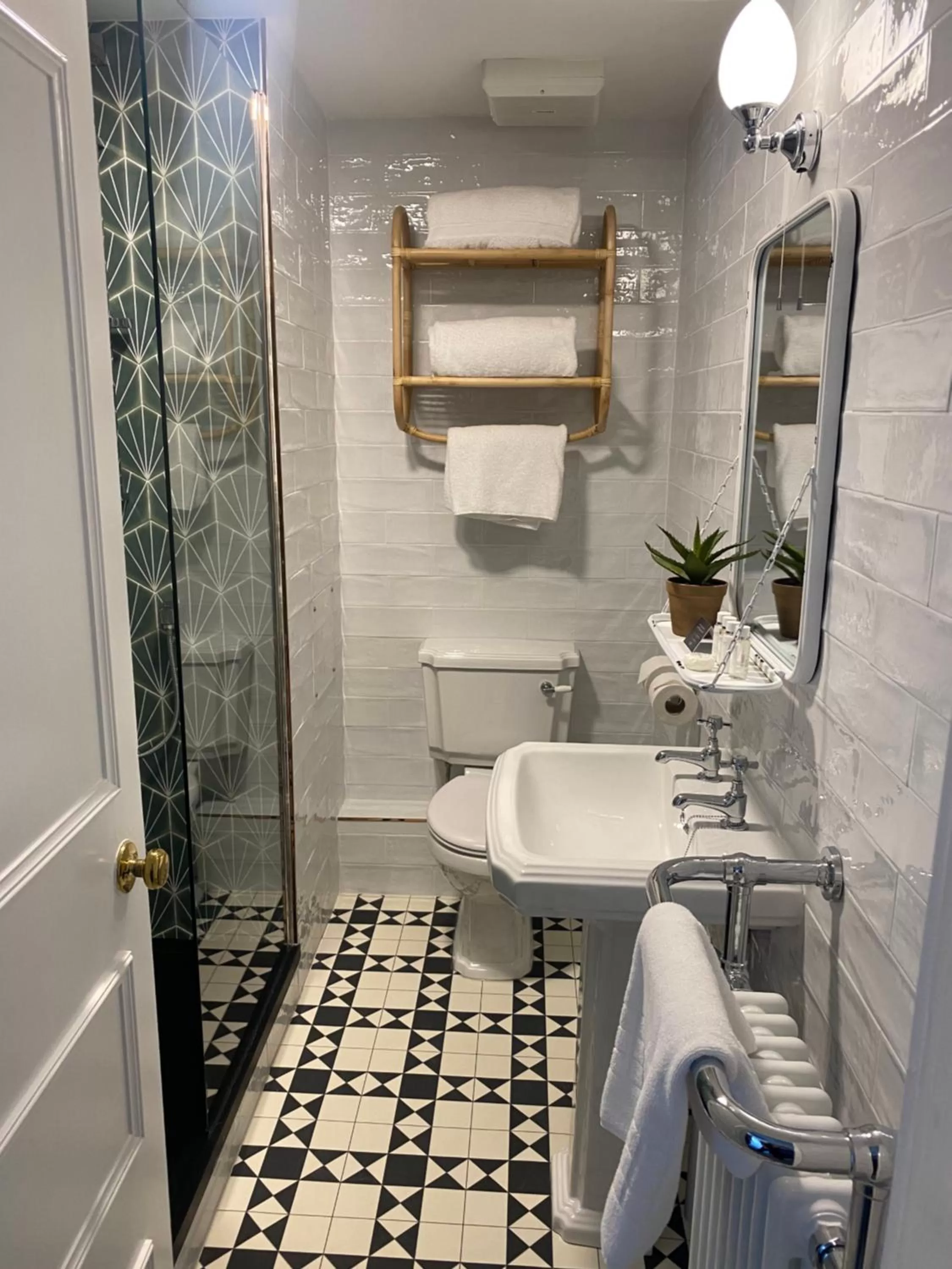 Bathroom in Hartford Hall on School Lane