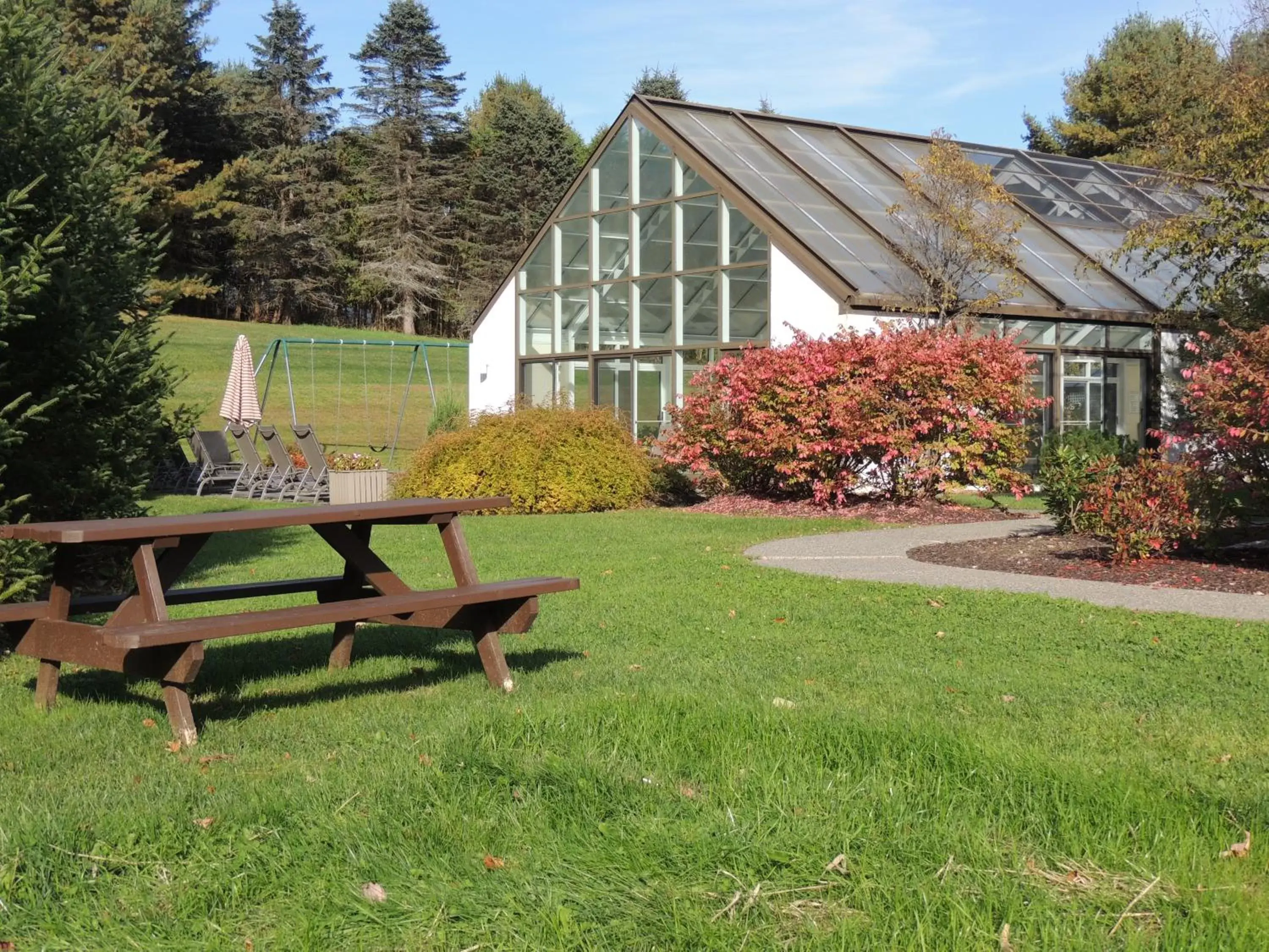 Property building, Garden in Best Western Plus Waterbury - Stowe