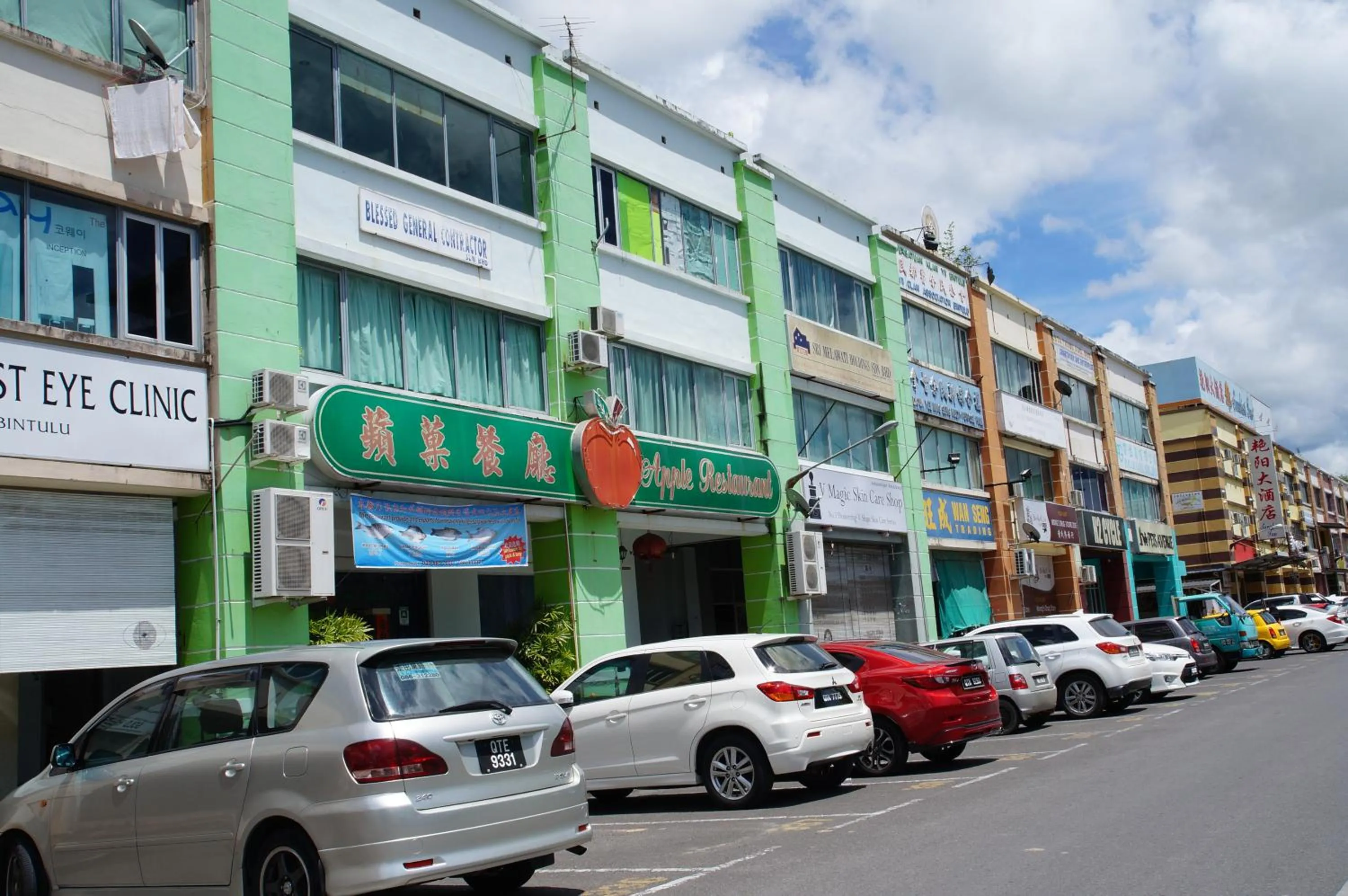 Restaurant/places to eat in Greens Hotel & Suites