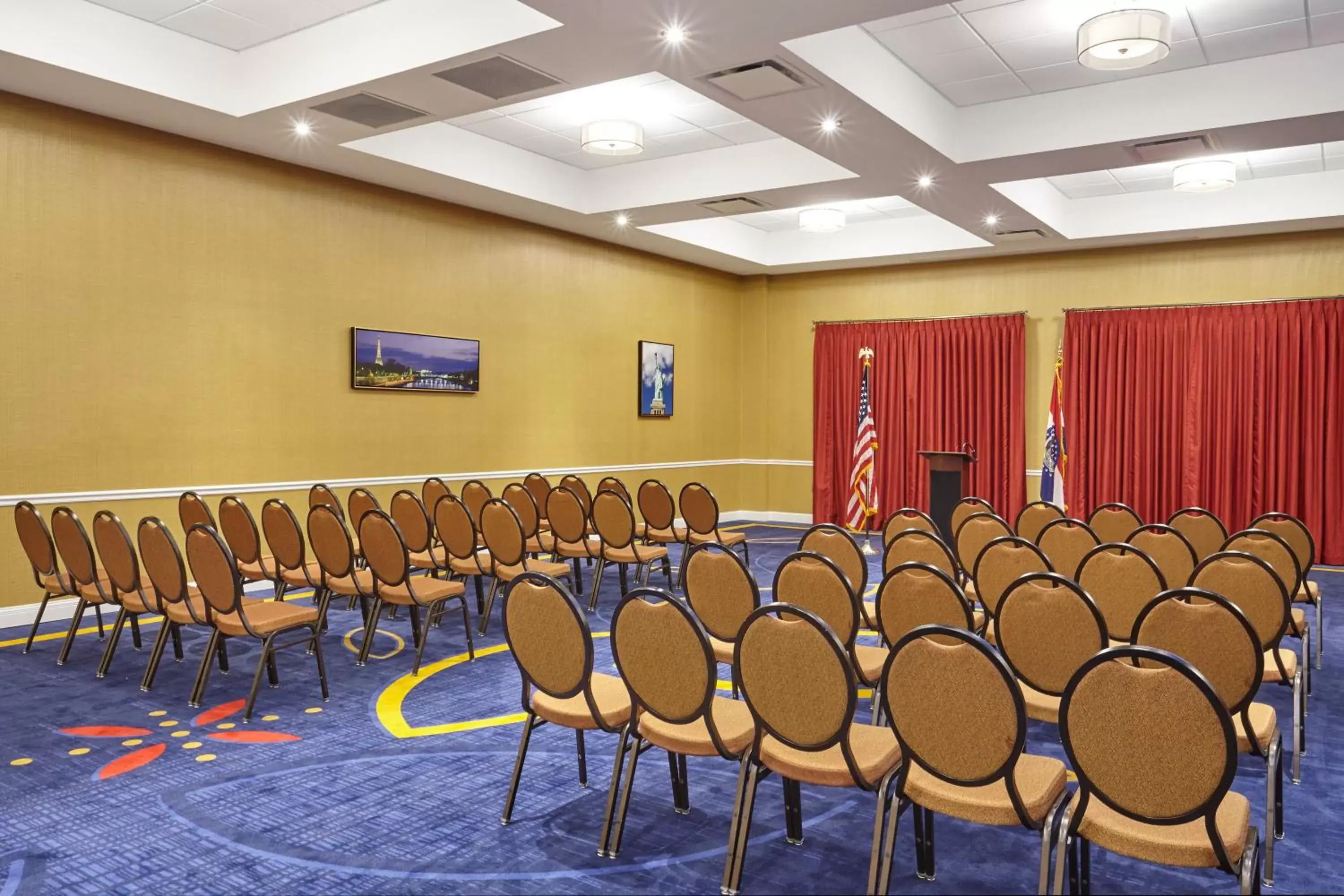 Meeting/conference room in Holiday Inn Express and Suites Columbia University Area, an IHG Hotel