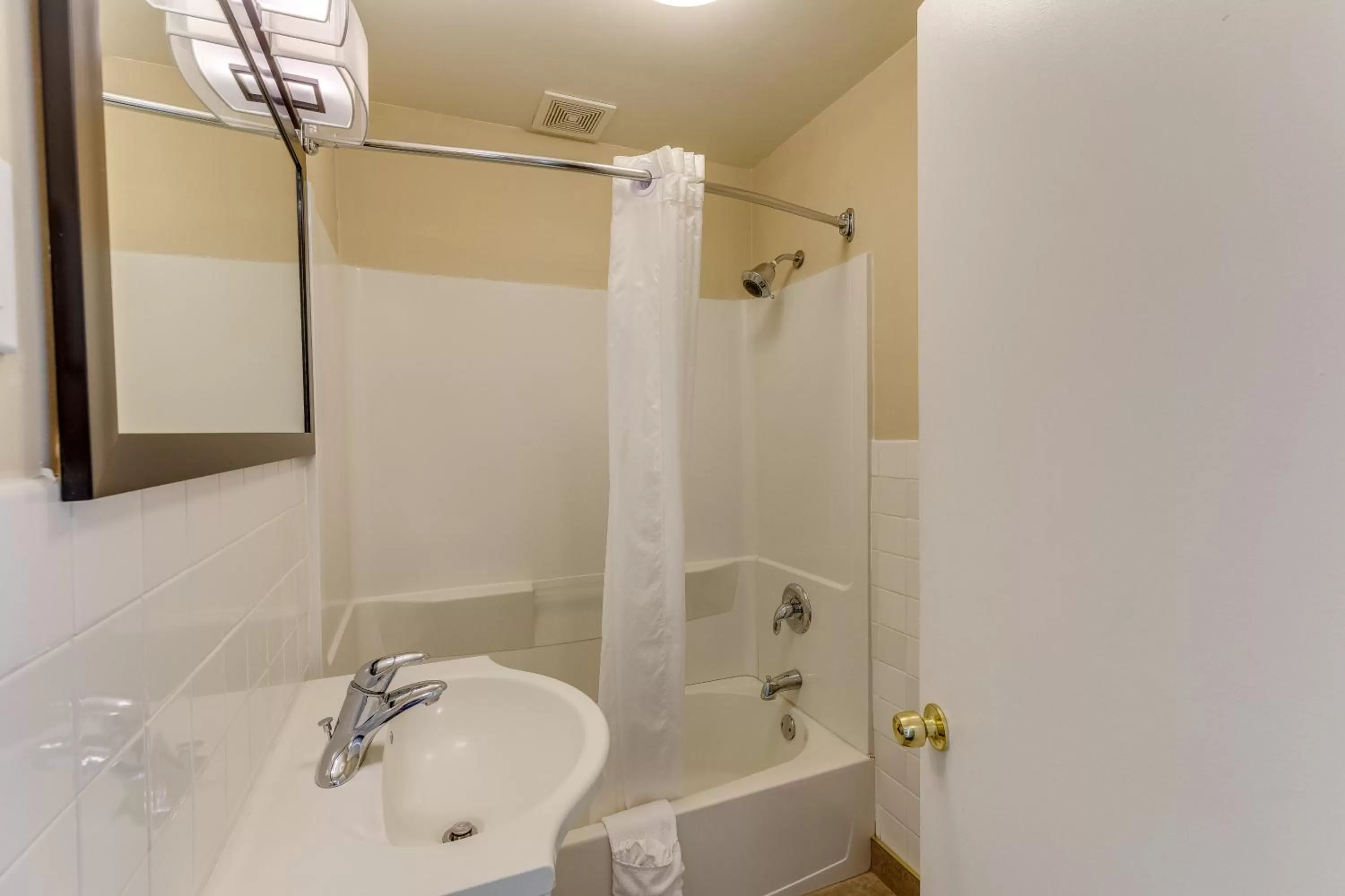 Shower in Best Western Lakewinds