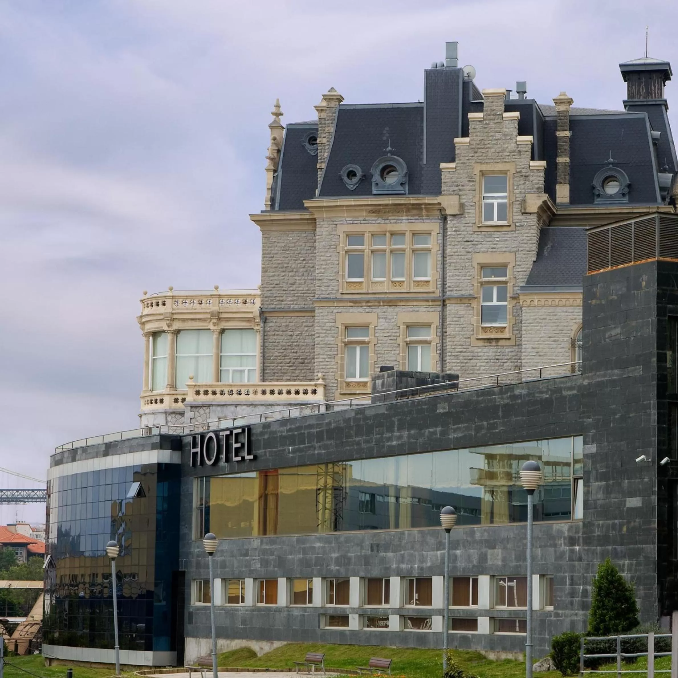 Facade/entrance in Hotel URH Palacio de Oriol