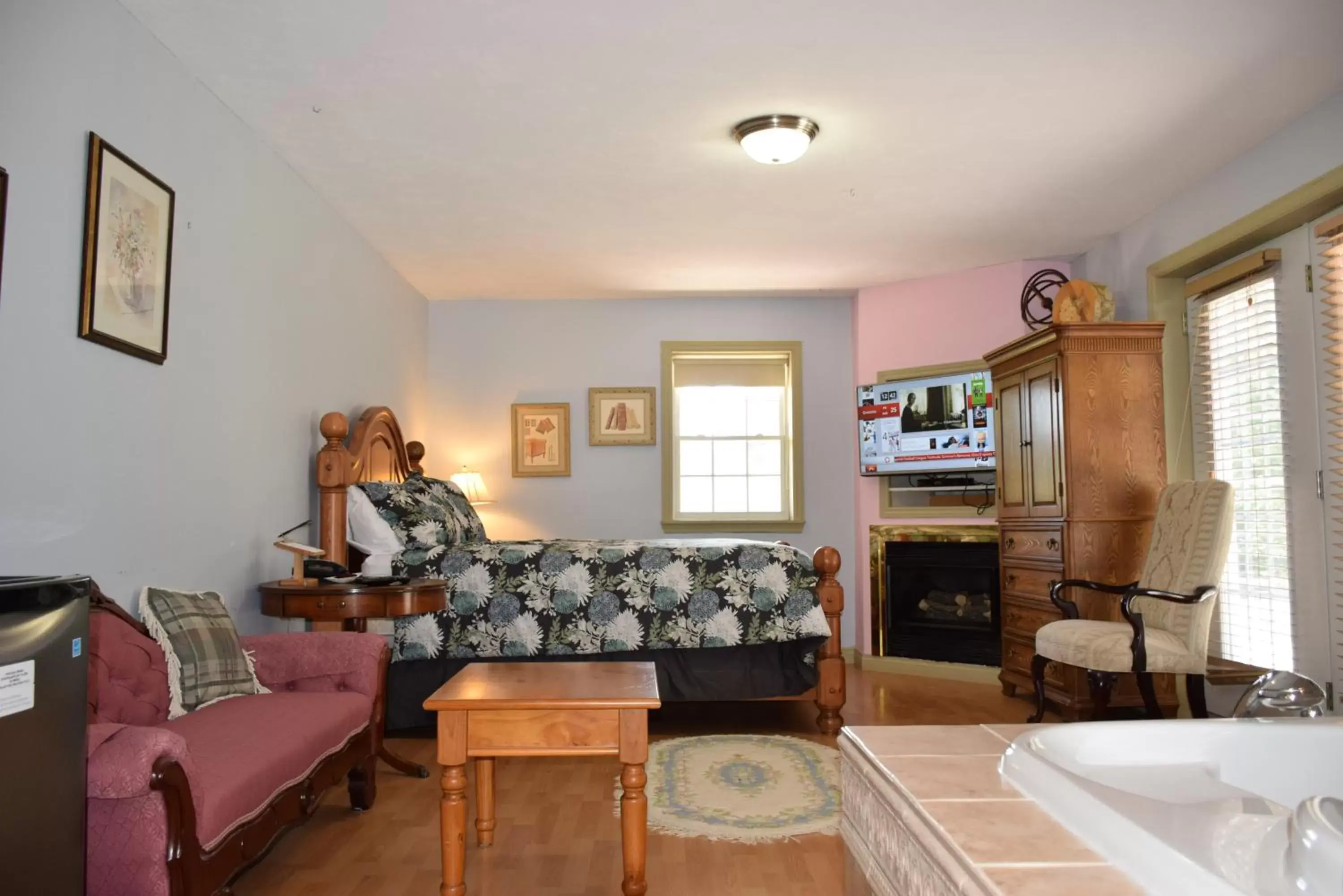 Photo of the whole room, Seating Area in Auberge Wild Rose Inn