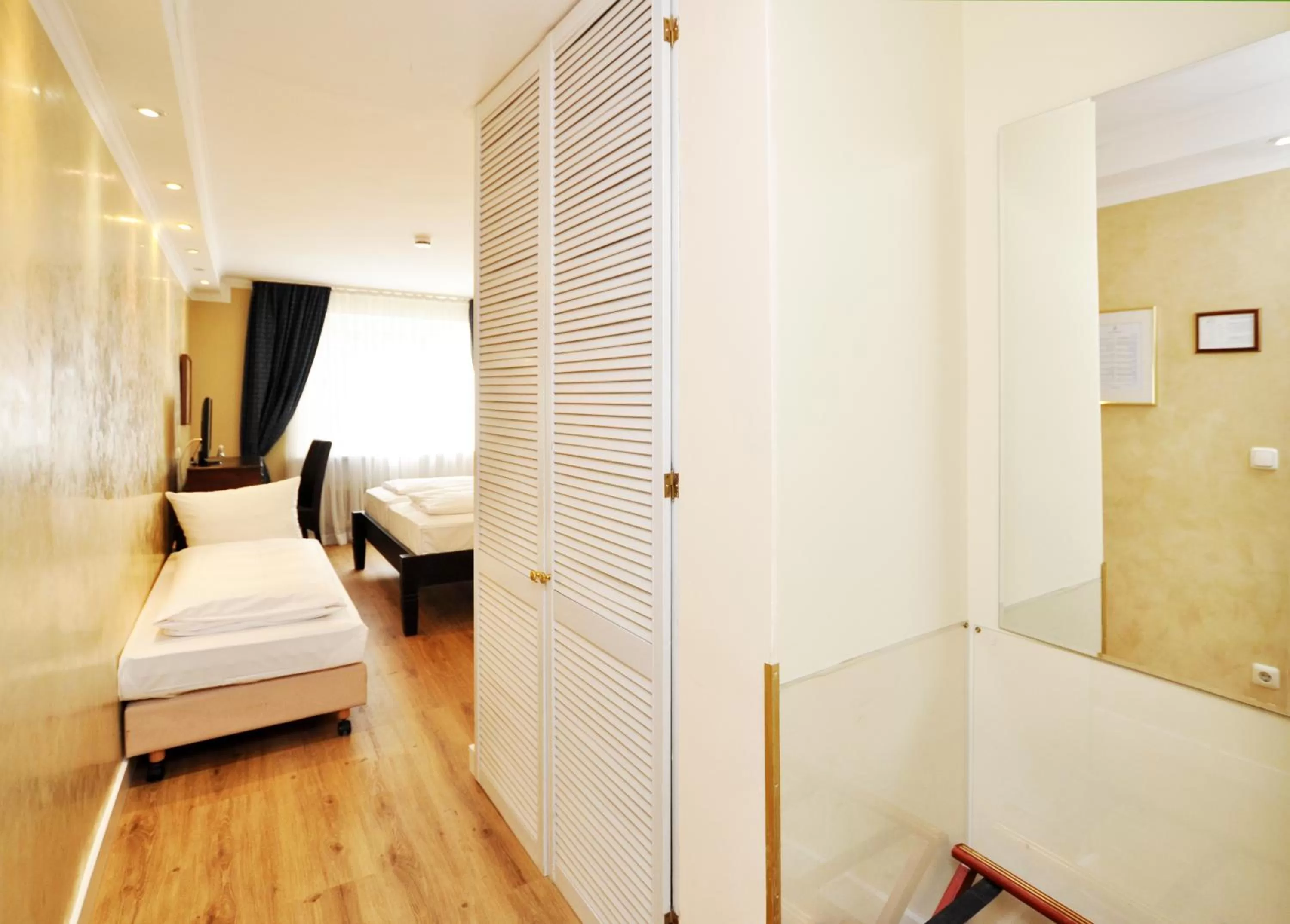 Photo of the whole room, Bed in Hotel Altmünchen by Blattl