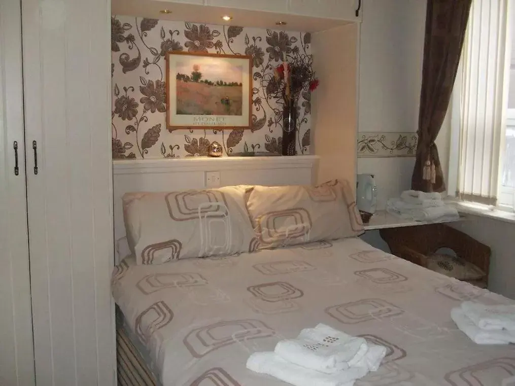 Bedroom, Bed in Fern Villa Hotel - Albert Road