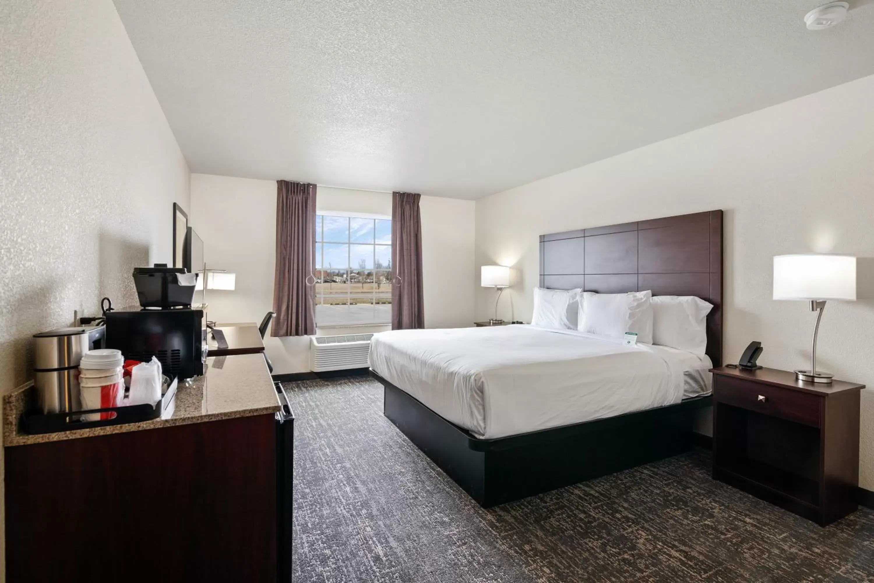 Bed in Cobblestone Inn & Suites - Yuma