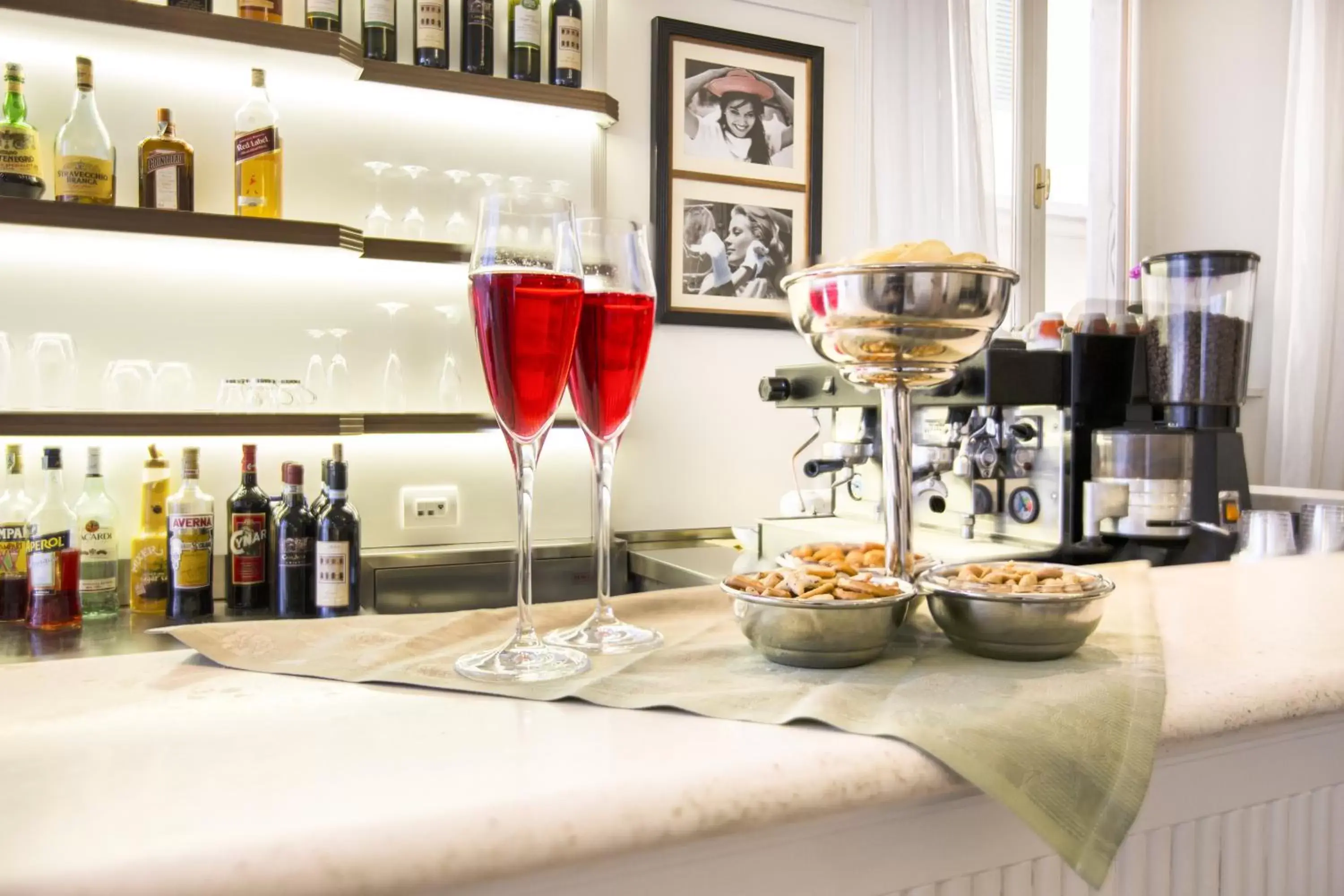 Lounge or bar, Food in Hotel Italia