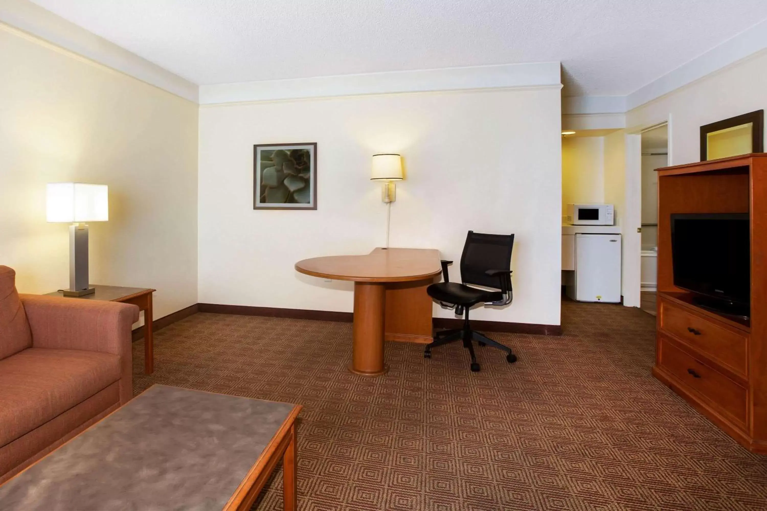 Photo of the whole room, Seating Area in La Quinta Inn by Wyndham Austin Capitol / Downtown