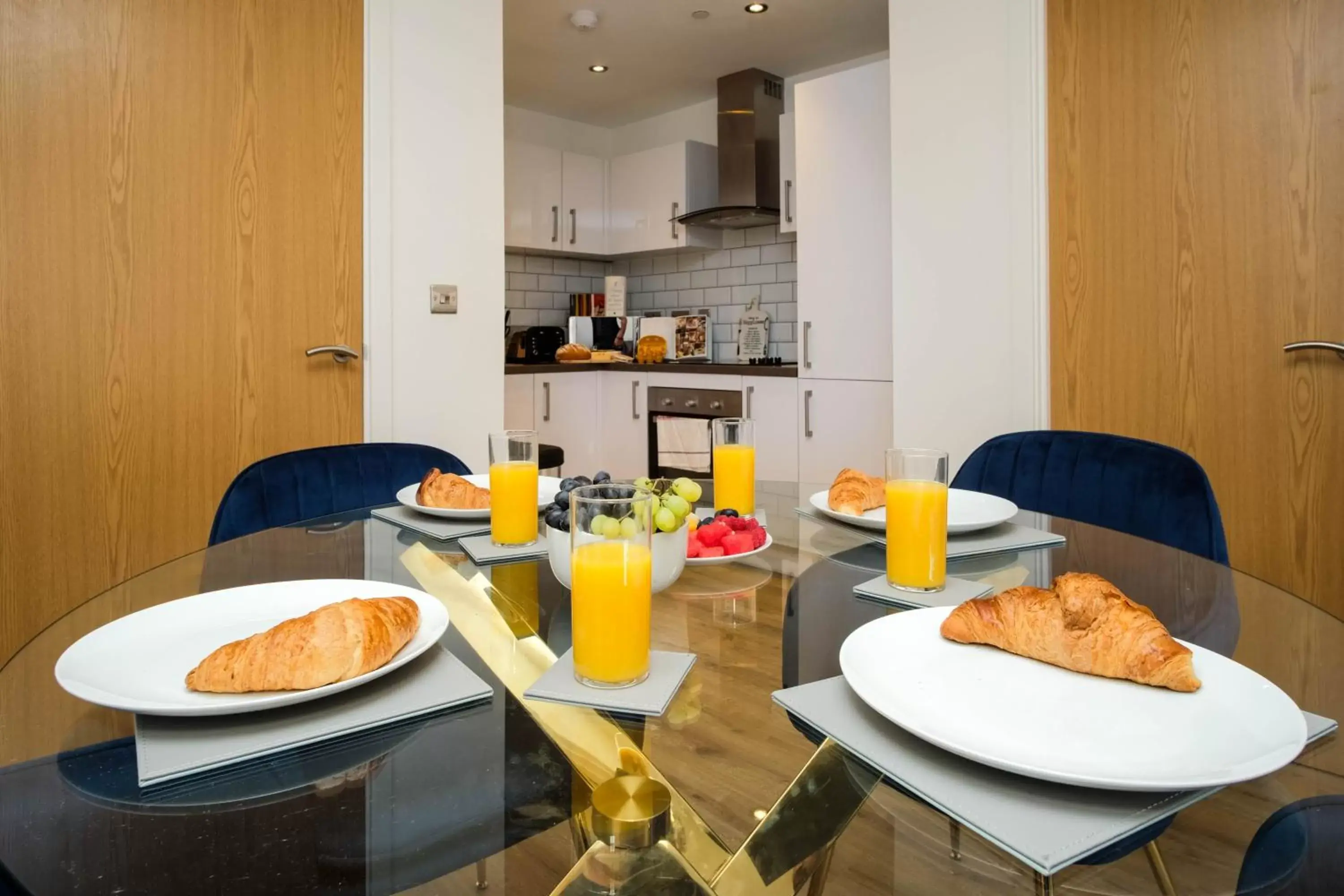 Kitchen or kitchenette, Breakfast in Onyx O2 Arena Brindley Place Broad Street Large Spacious Apartment