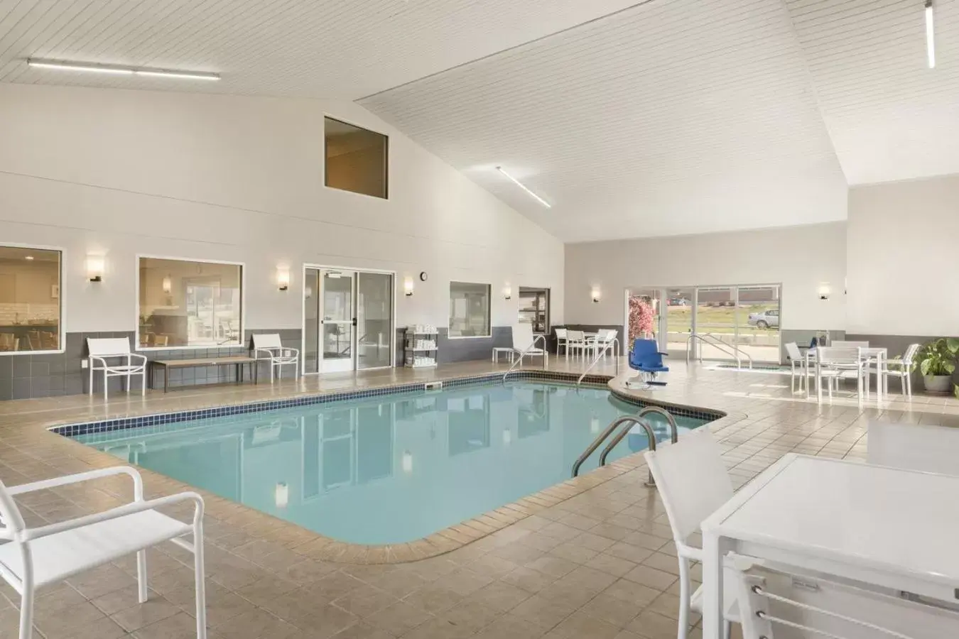 Swimming Pool in Country Inn & Suites by Radisson, Platteville, WI