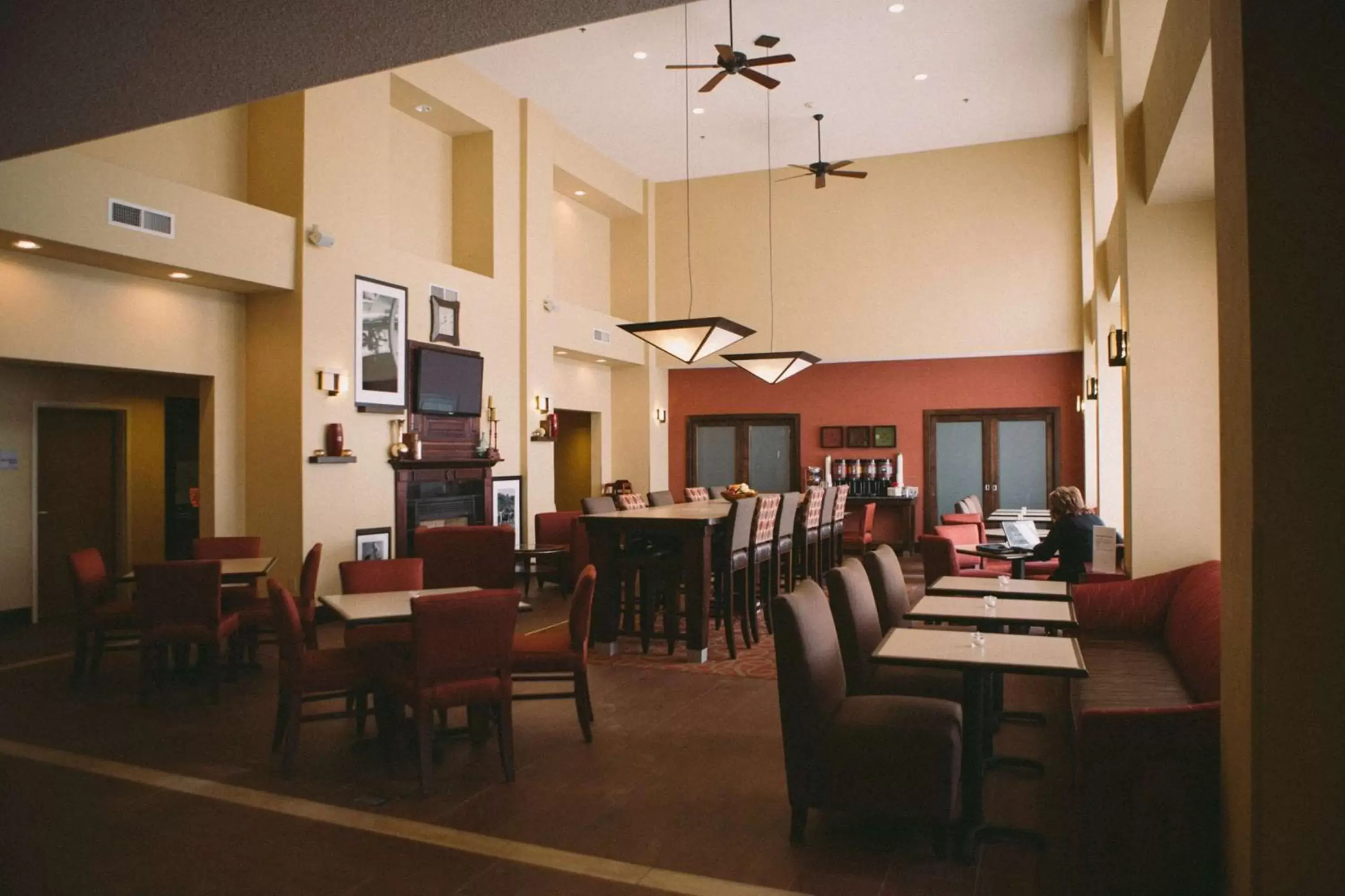 Dining area in Hampton Inn & Suites Scottsbluff