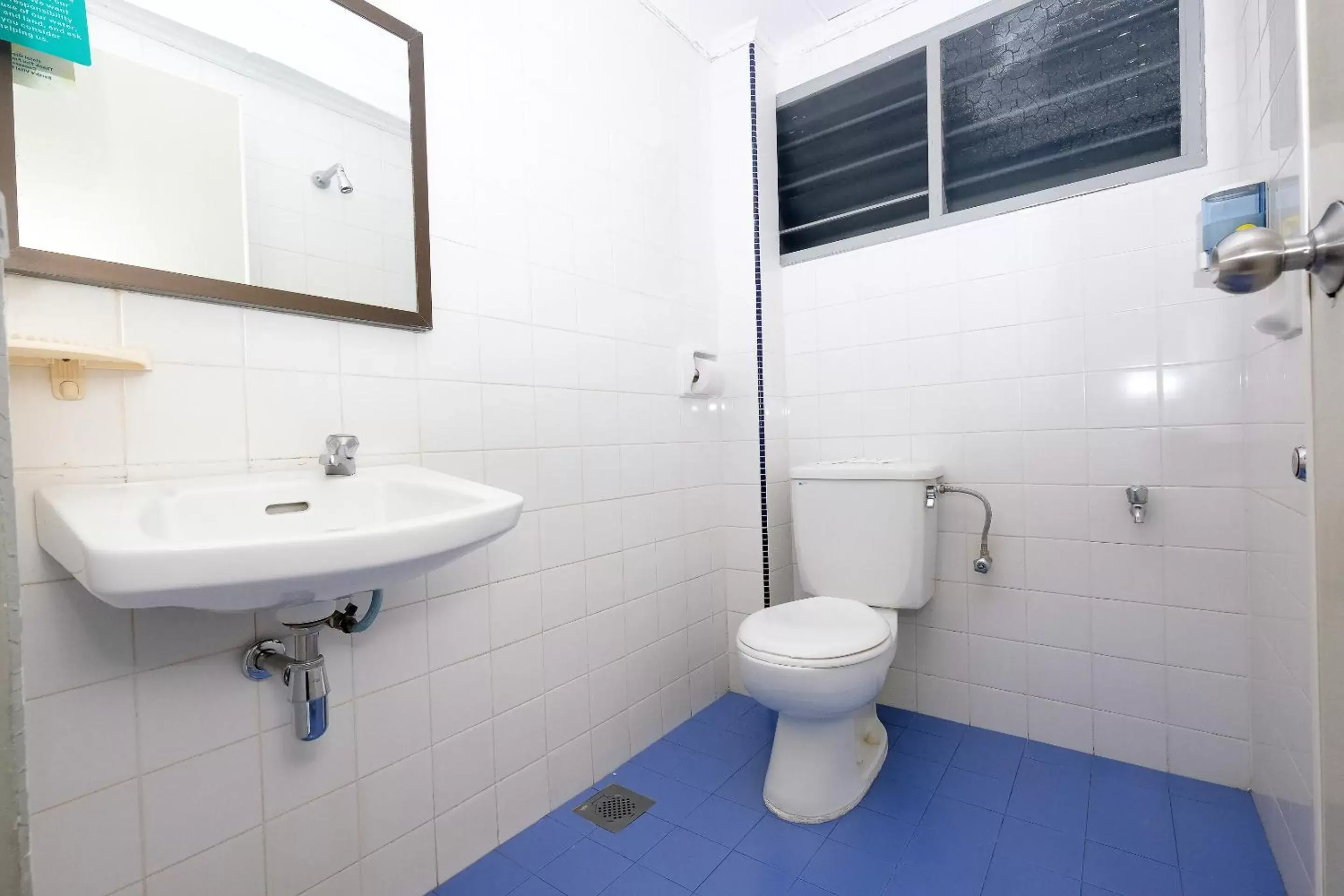 Bathroom in Super OYO 1236 Hotel Green Park