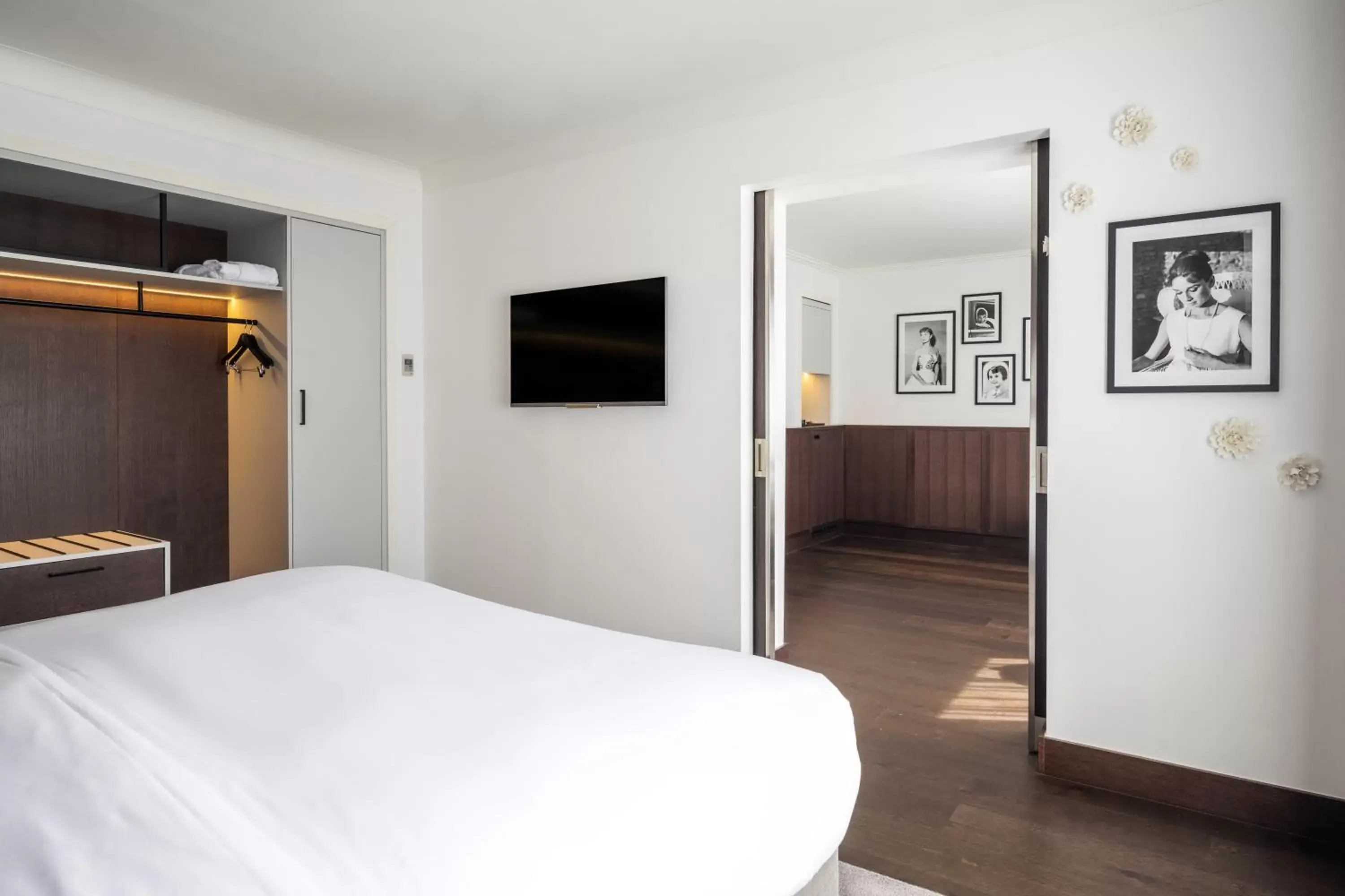 TV and multimedia, Bed in Le Louise Hotel Brussels - MGallery