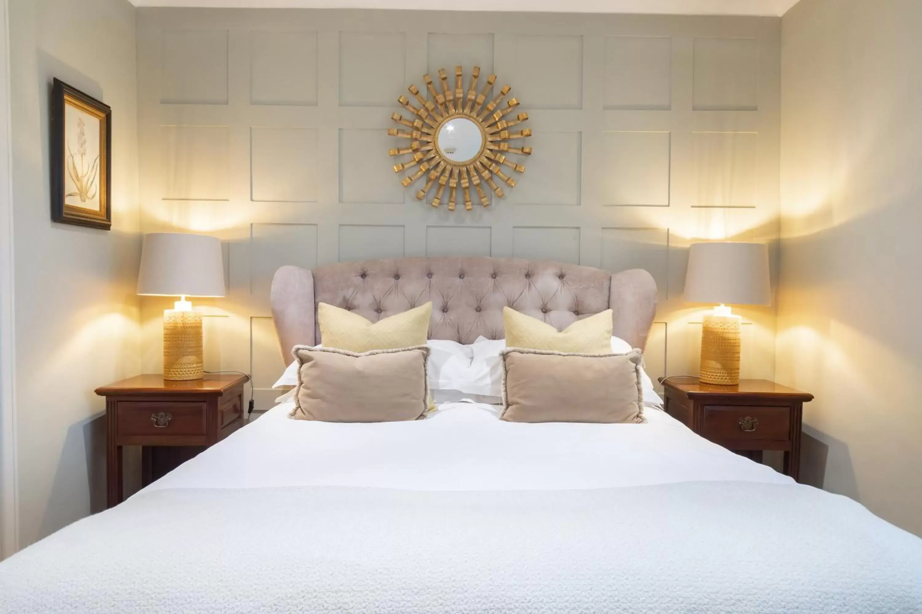 Bedroom, Bed in Burleigh Court Hotel