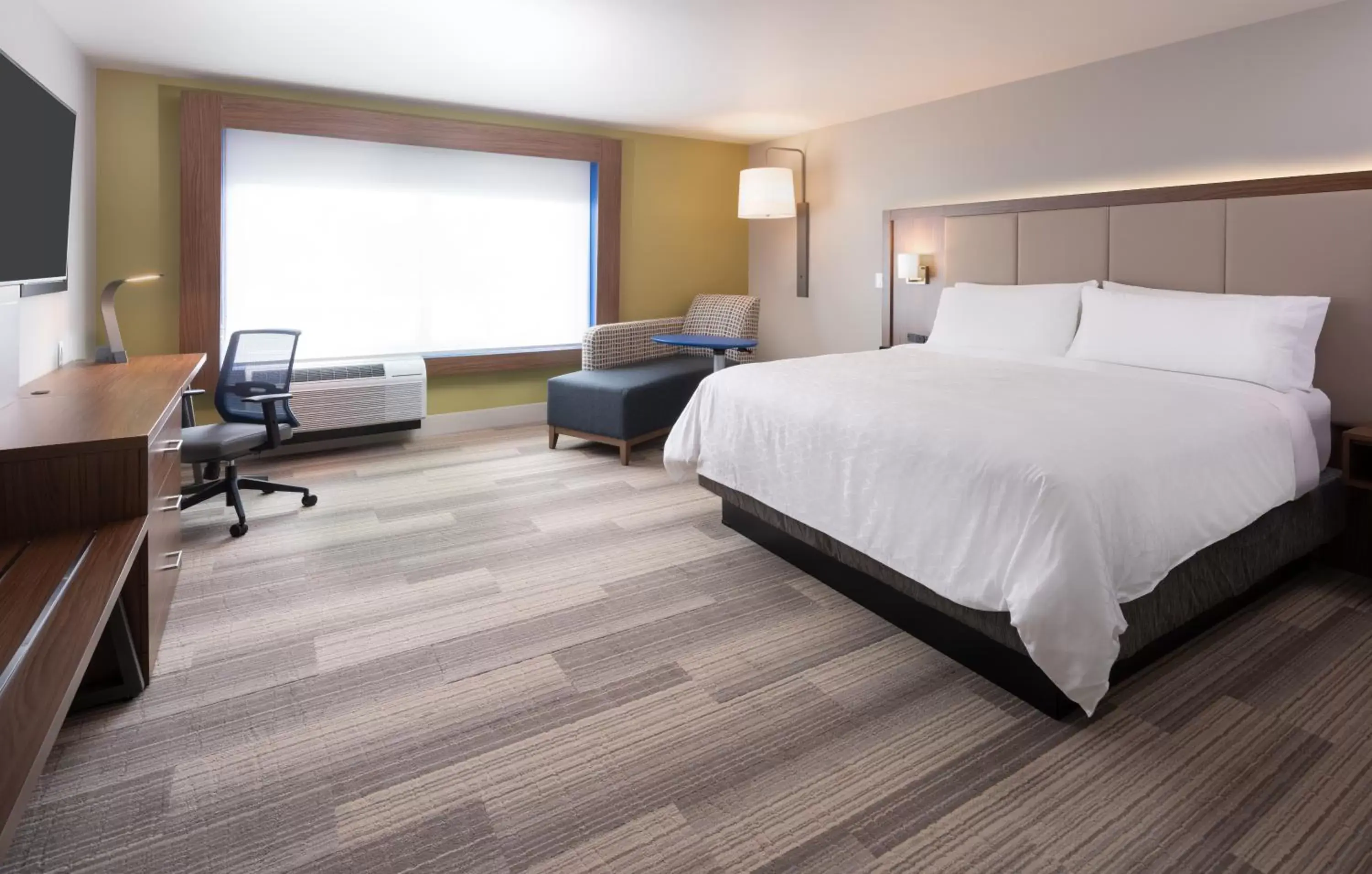 Bedroom, Bed in Holiday Inn Express Doral Miami, an IHG Hotel