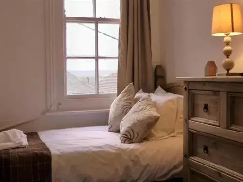 Bedroom, Bed in Stonehenge Inn & Shepherd's Huts