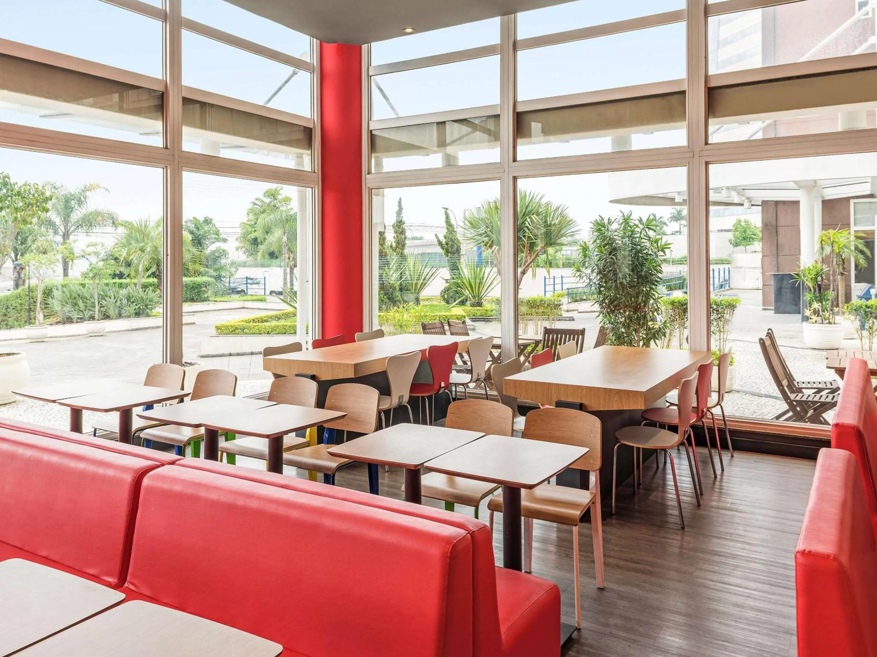 Restaurant/places to eat in ibis Tambore