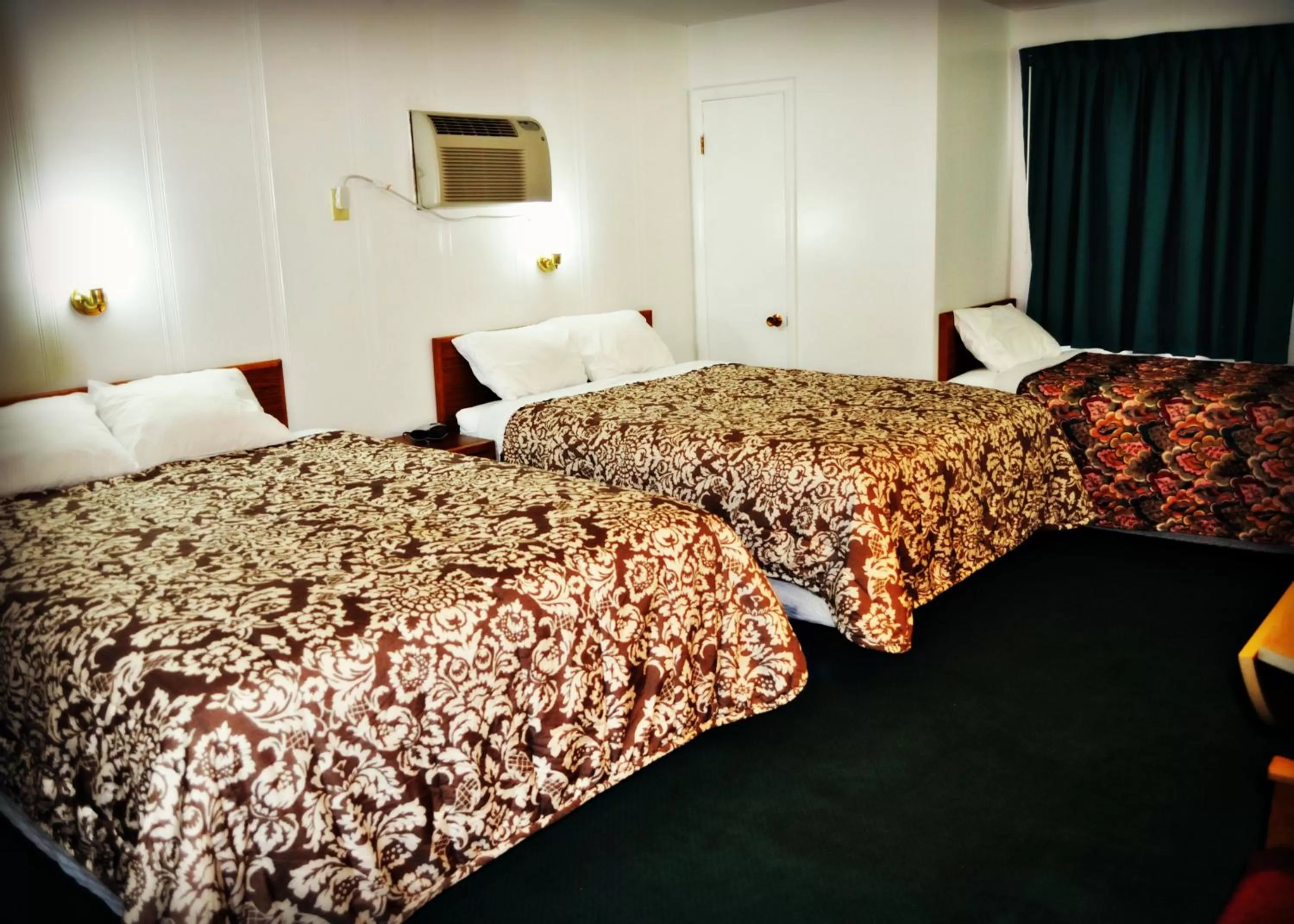 Bed in Town House Motel