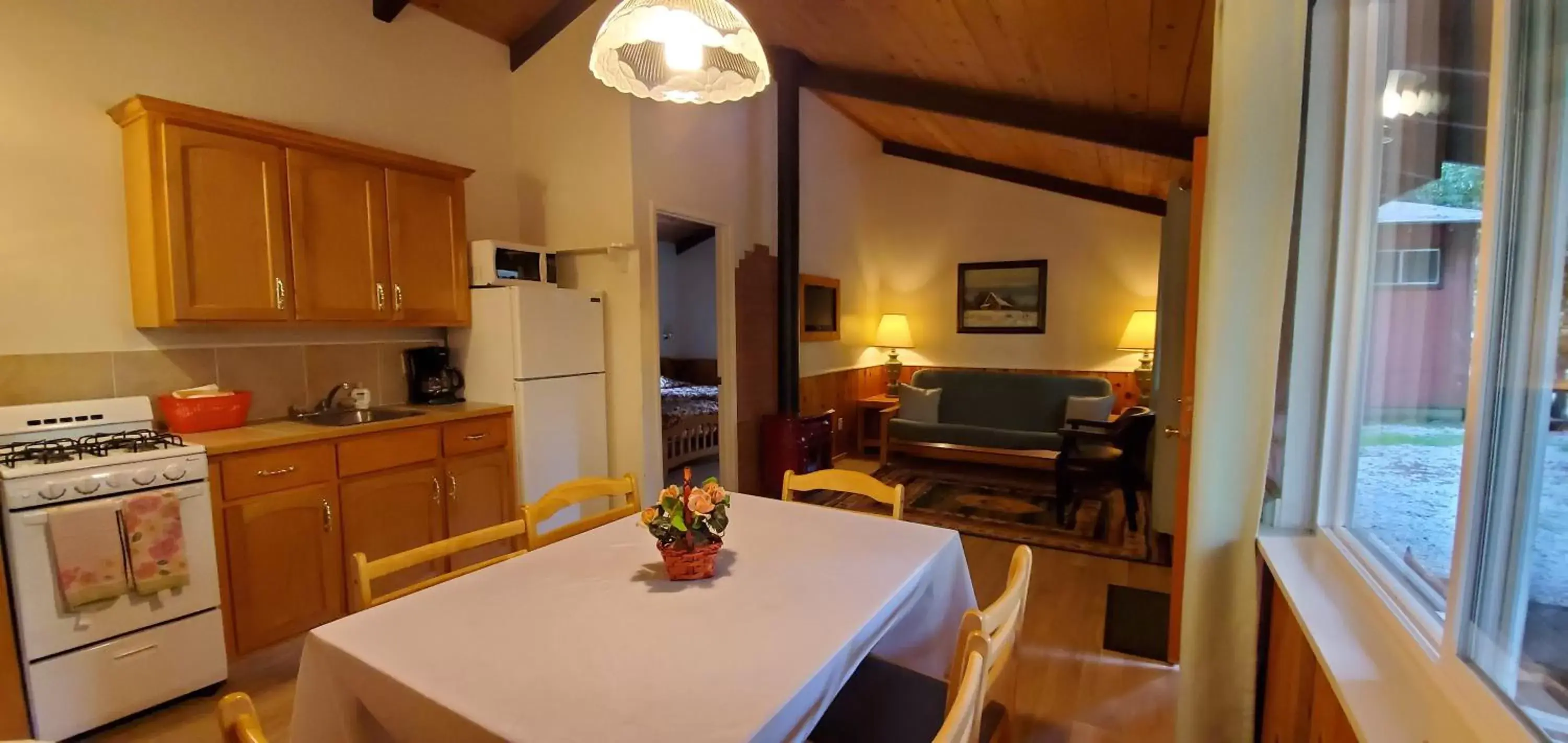 Kitchen or kitchenette, Dining Area in Fern River Resort