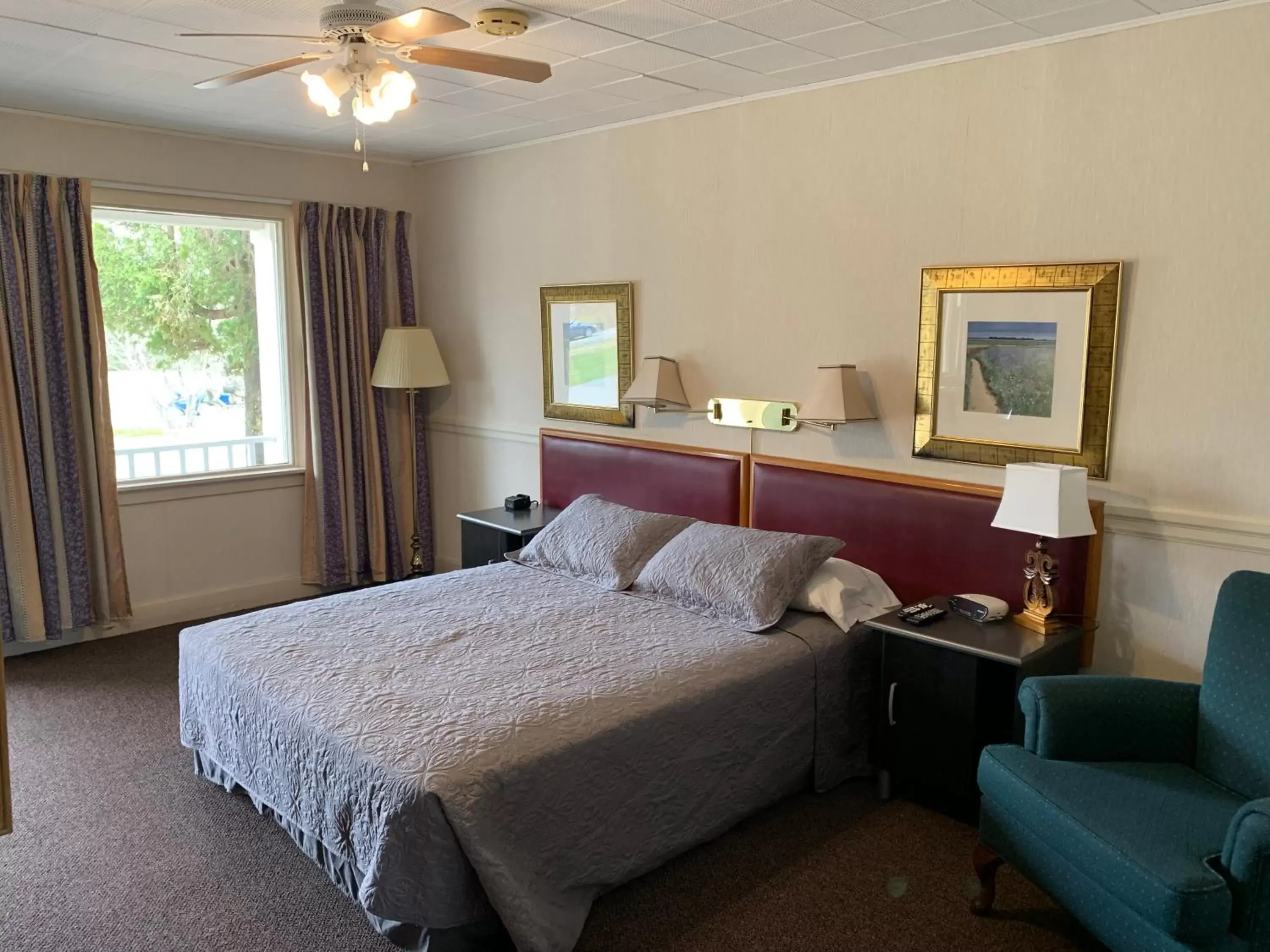 Bed in The Lionstone Inn Motel and Cottages