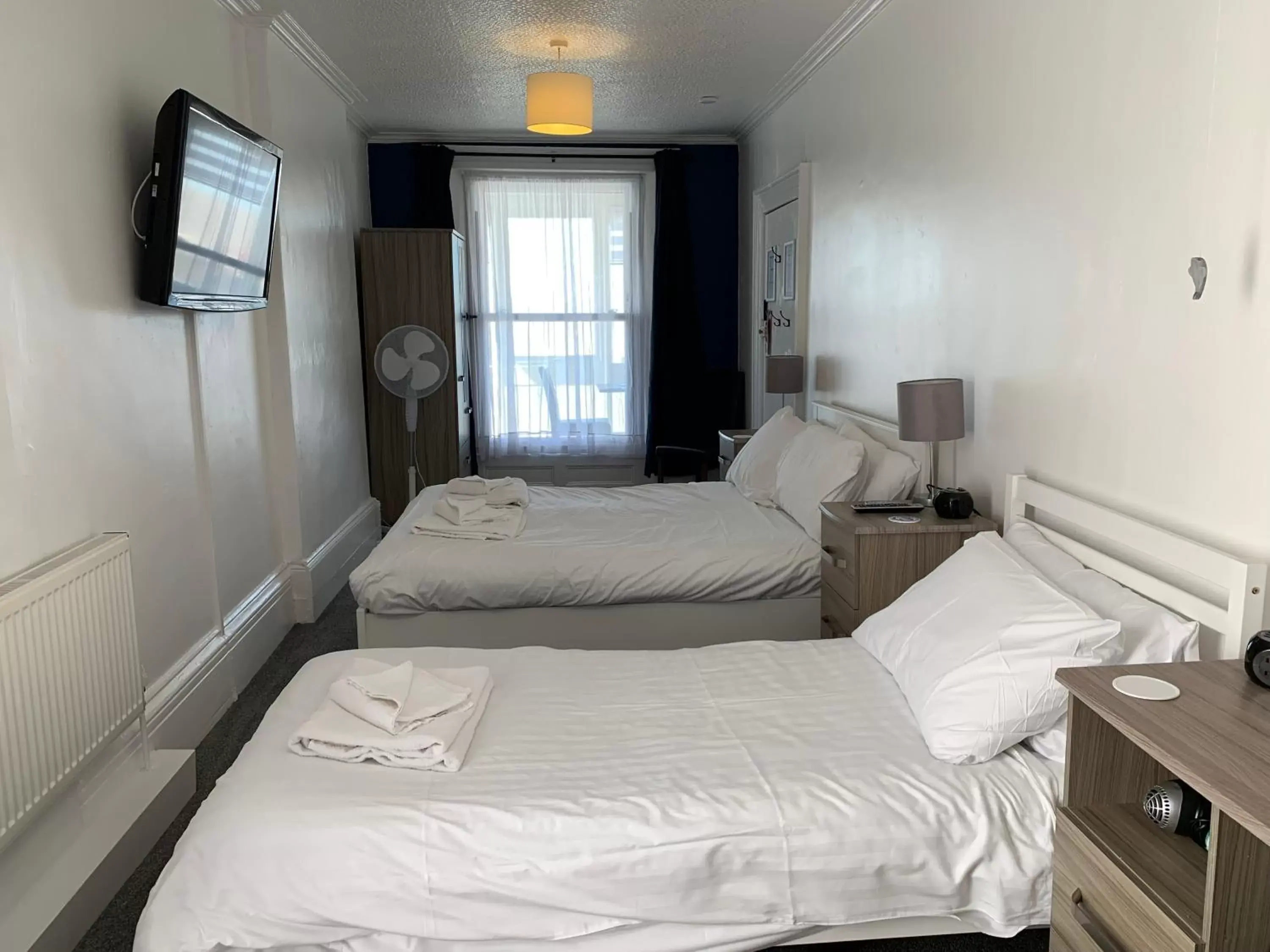 Bedroom, Bed in The Royal Clarence Hotel (on the Seafront)