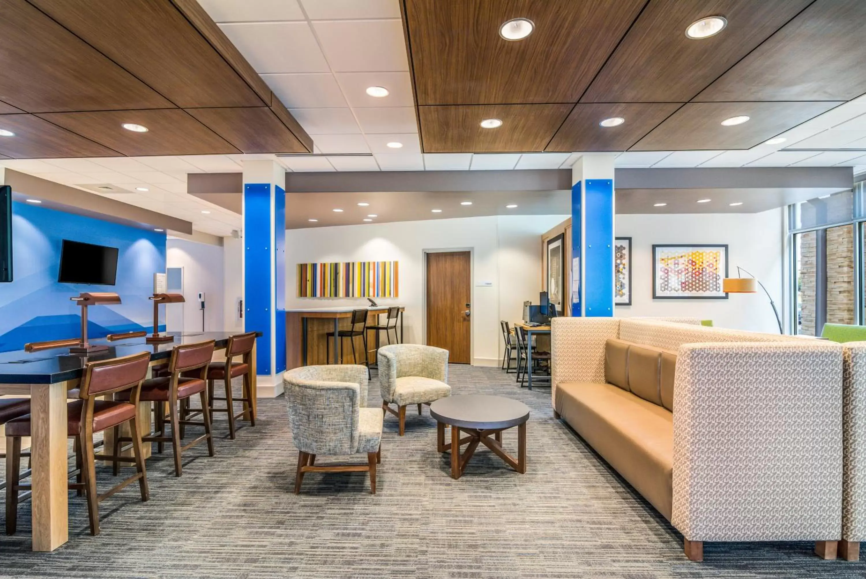 Lobby or reception, Lounge/Bar in Holiday Inn Express & Suites - Asheboro, an IHG Hotel