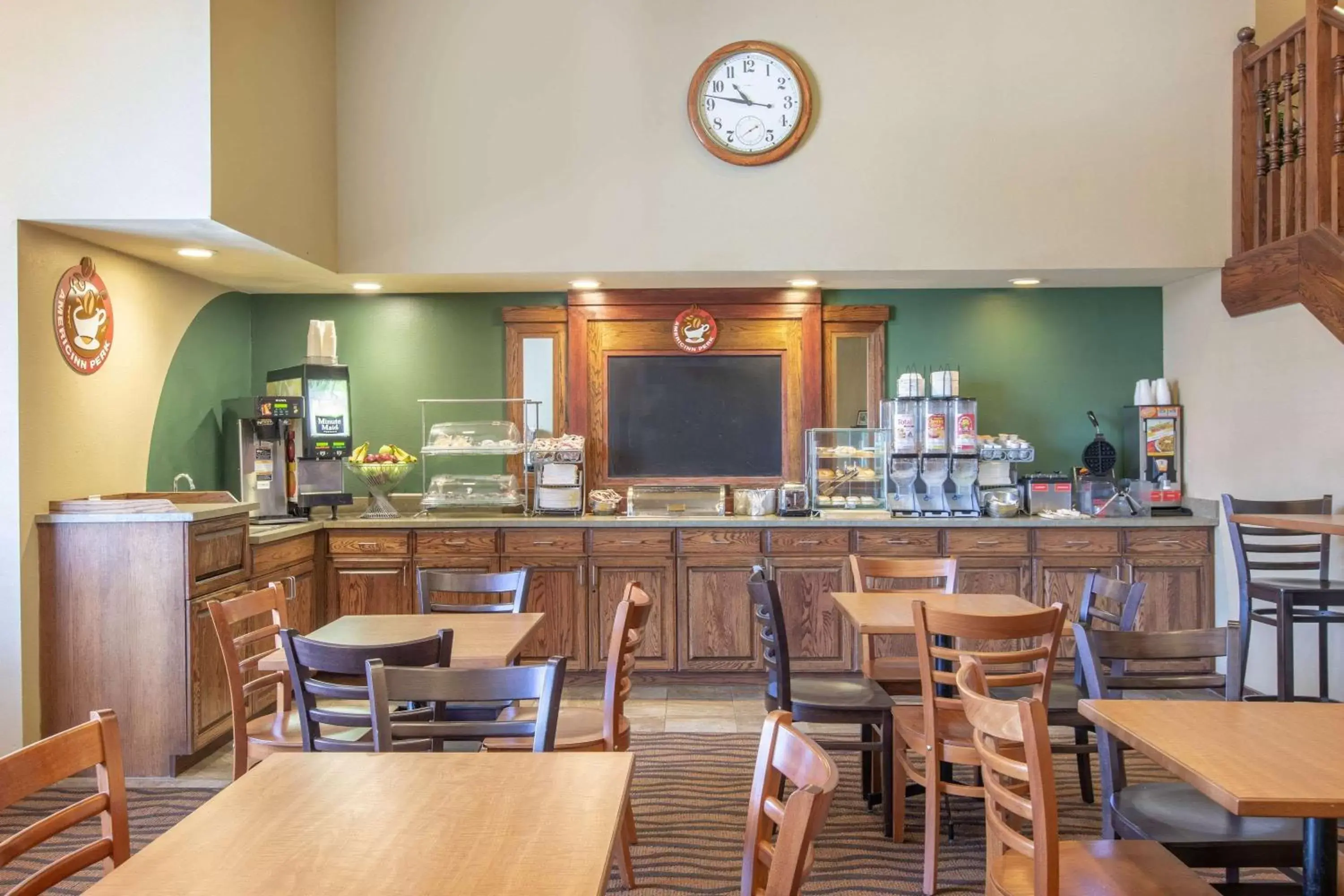 Restaurant/Places to Eat in AmericInn by Wyndham Ottumwa