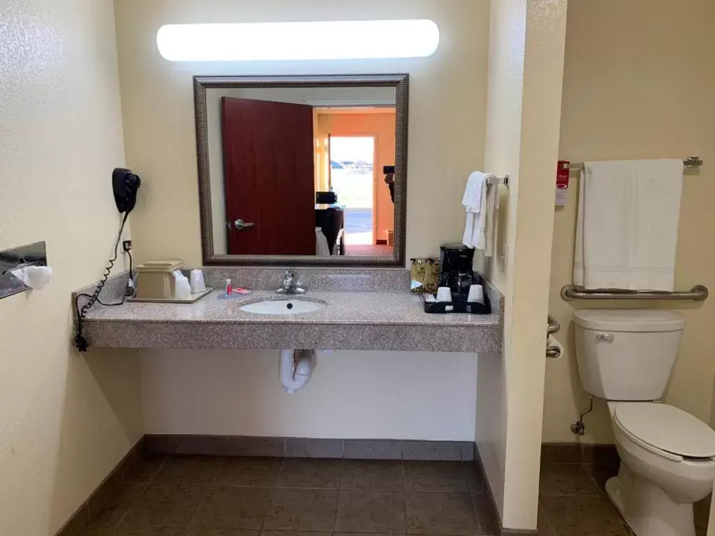 Bathroom in Econo Lodge Inn & Suites Searcy