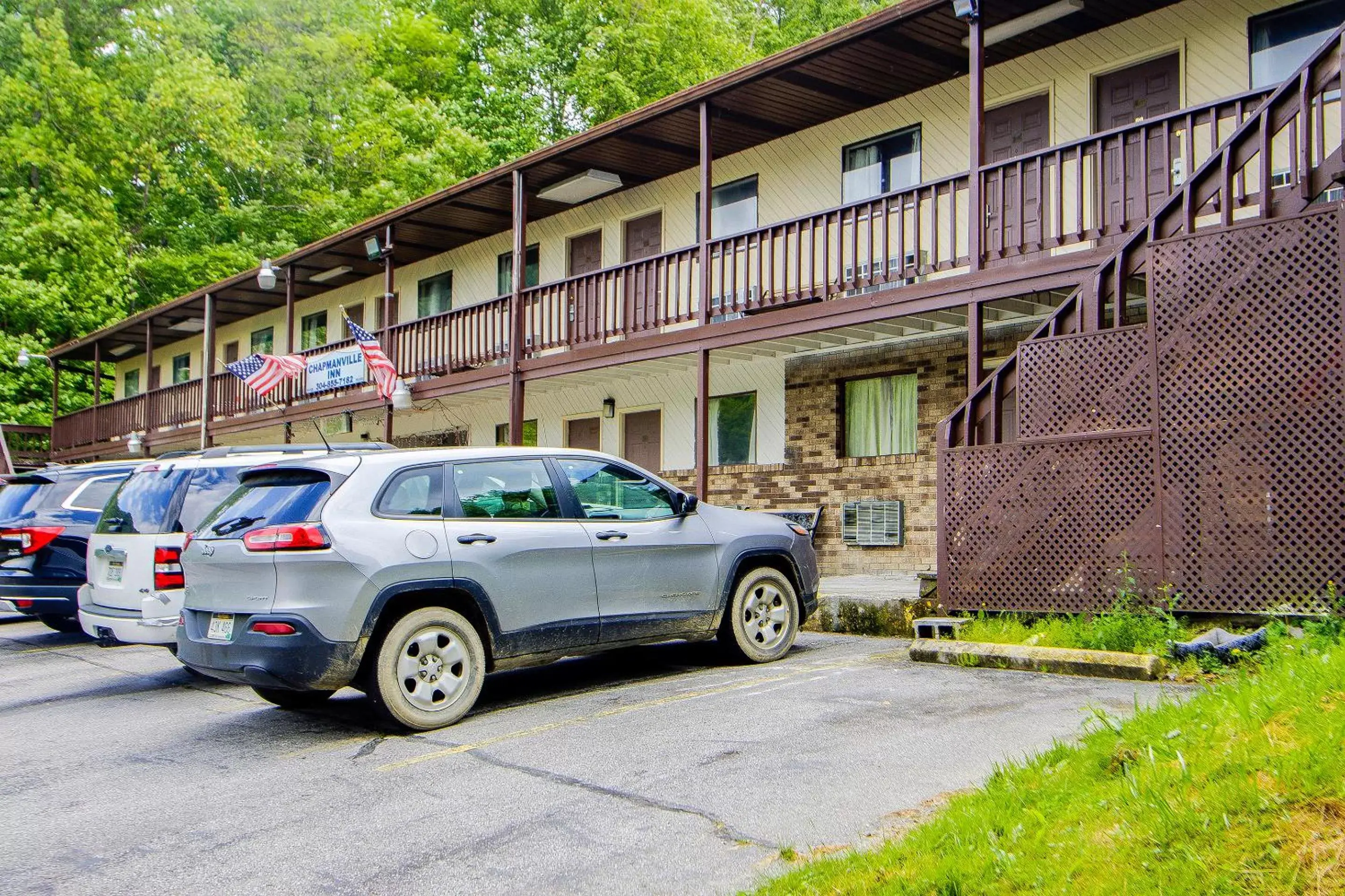 Parking, Property Building in OYO Hotel Chapmanville Inn, WV - Hwy 119