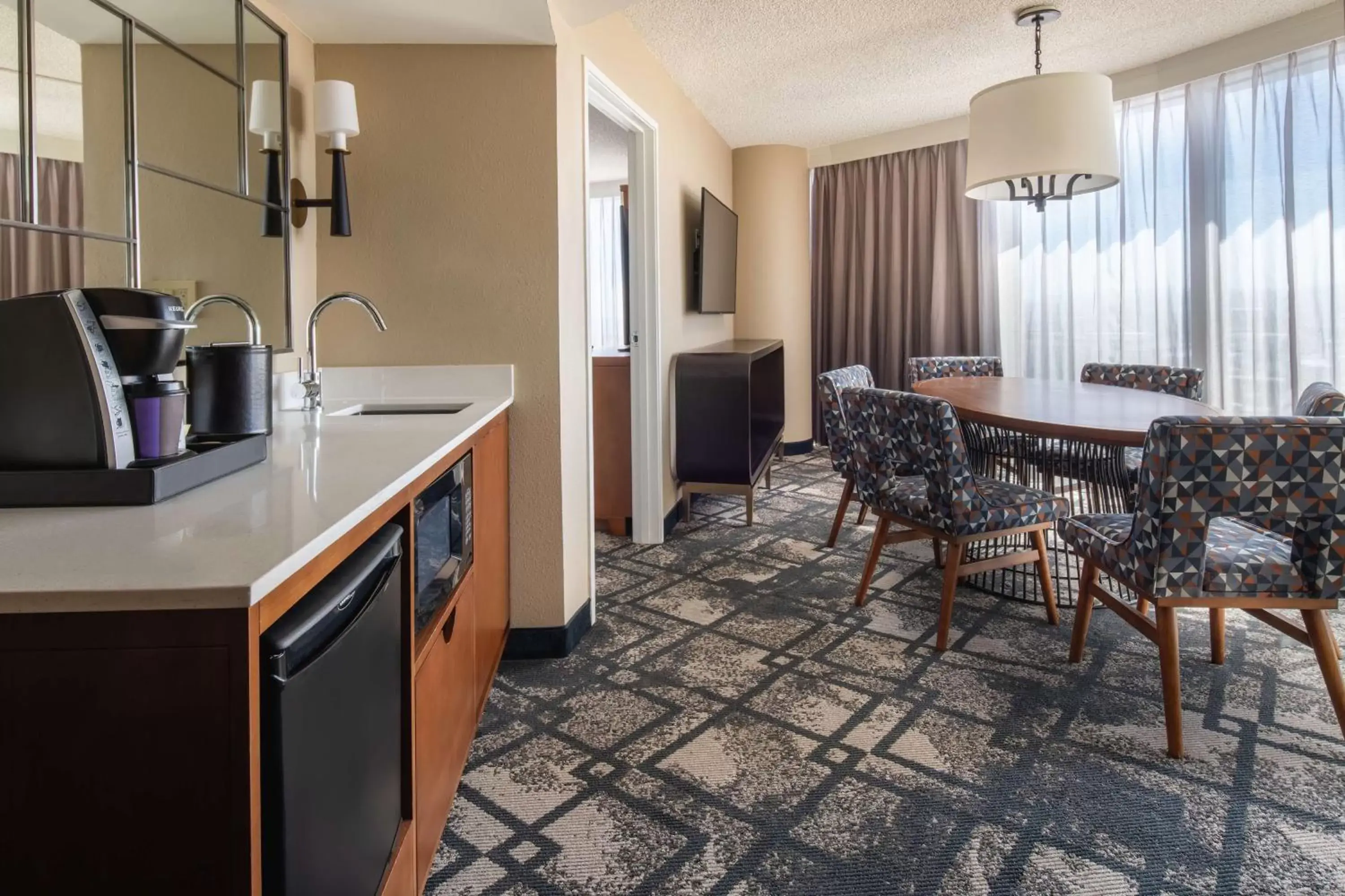 Living room, Kitchen/Kitchenette in Embassy Suites San Francisco Airport - South San Francisco
