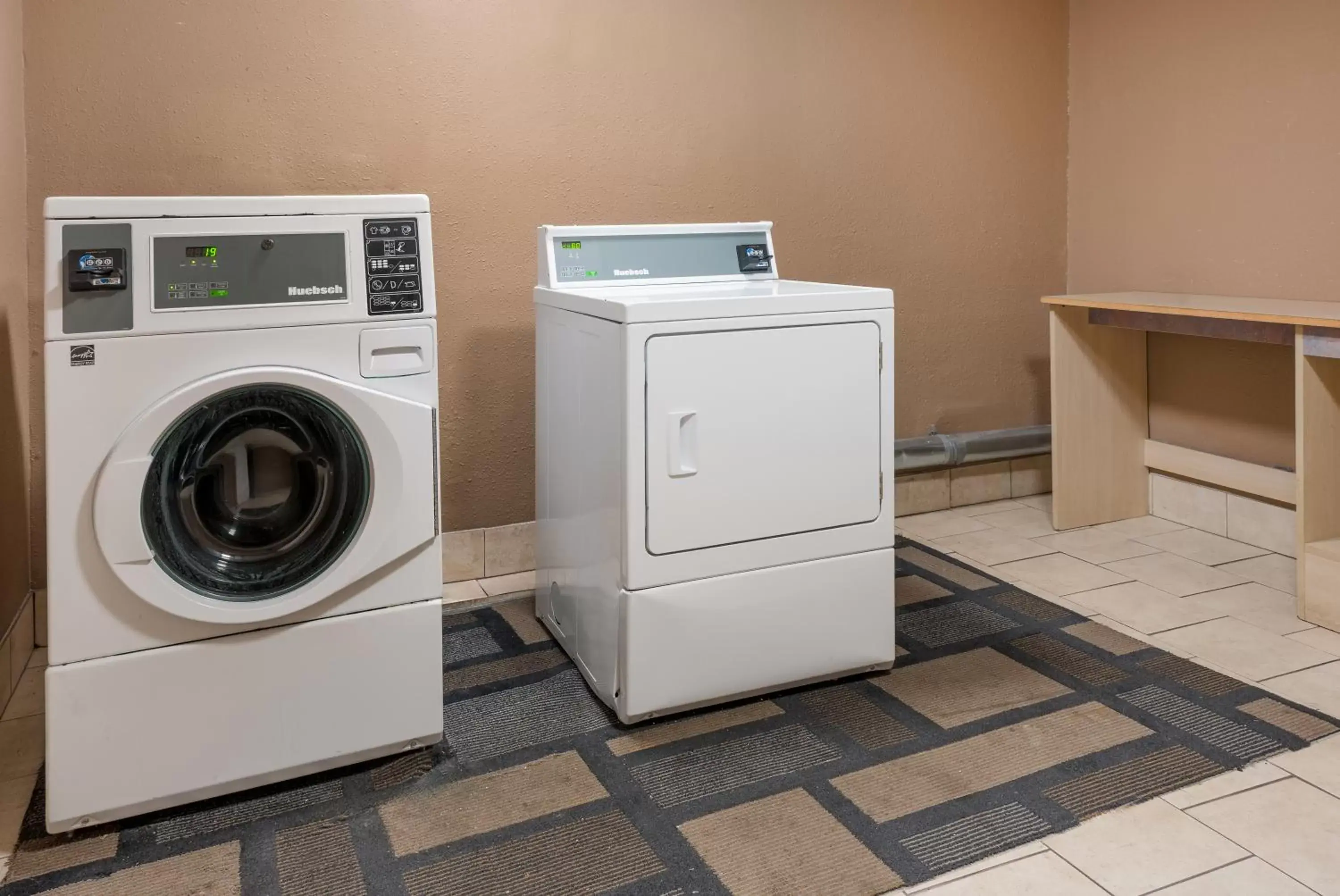 washing machine, Kitchen/Kitchenette in Knights Inn Grand Rapids East Airport