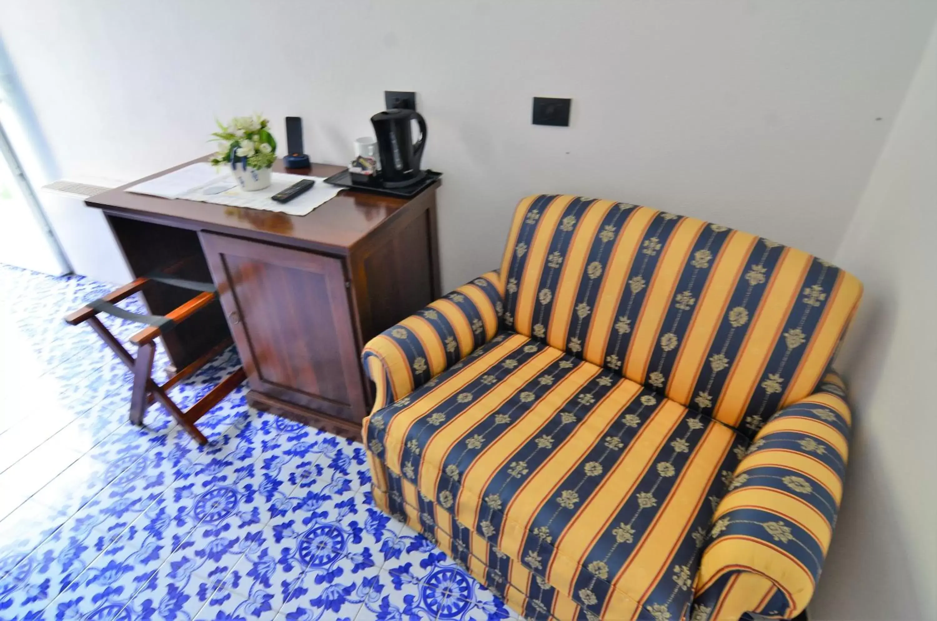 hair dresser, Seating Area in Villa Margherita