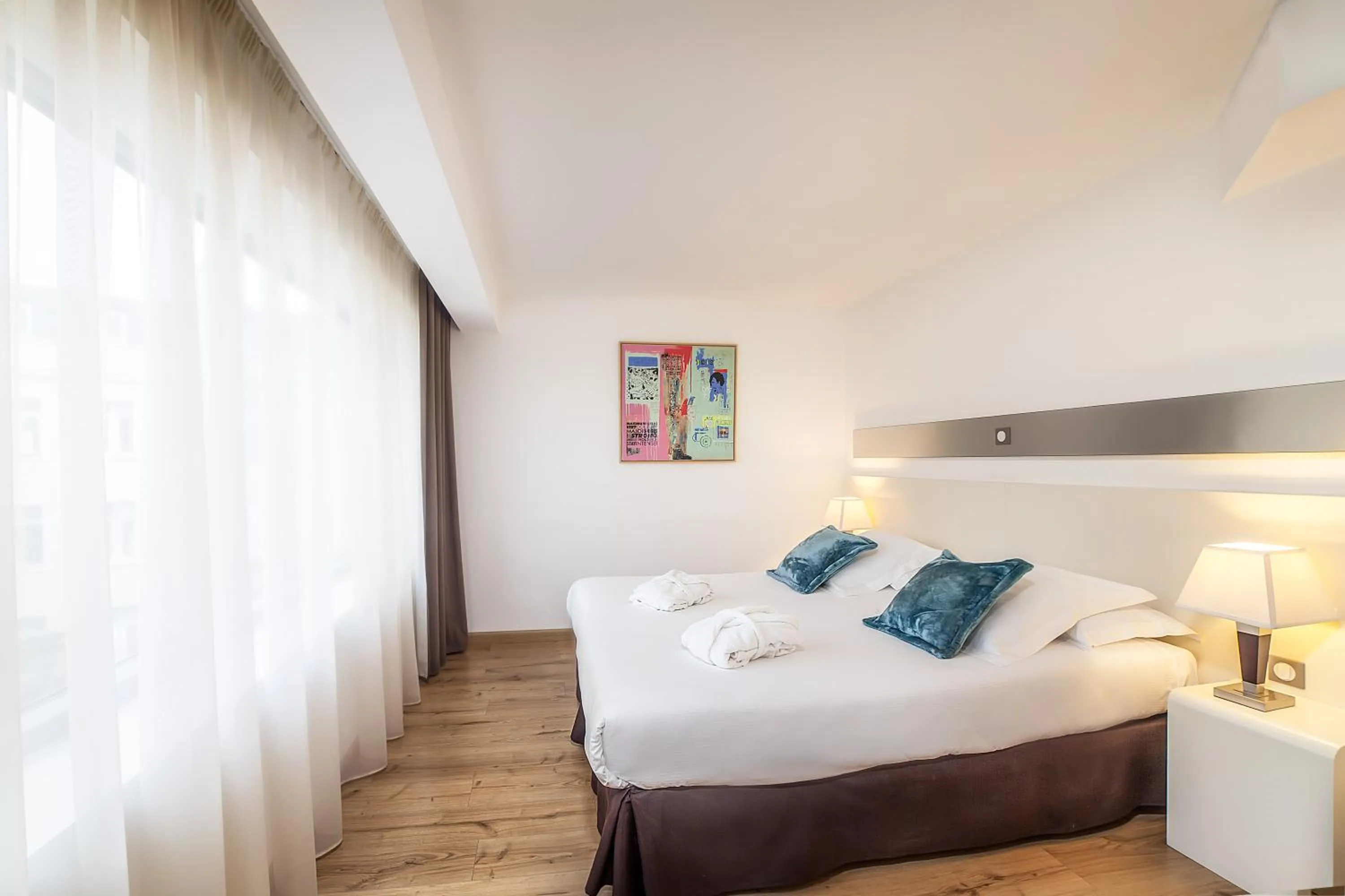 Bed in Hôtel Montaigne & Spa - Cannes Centre