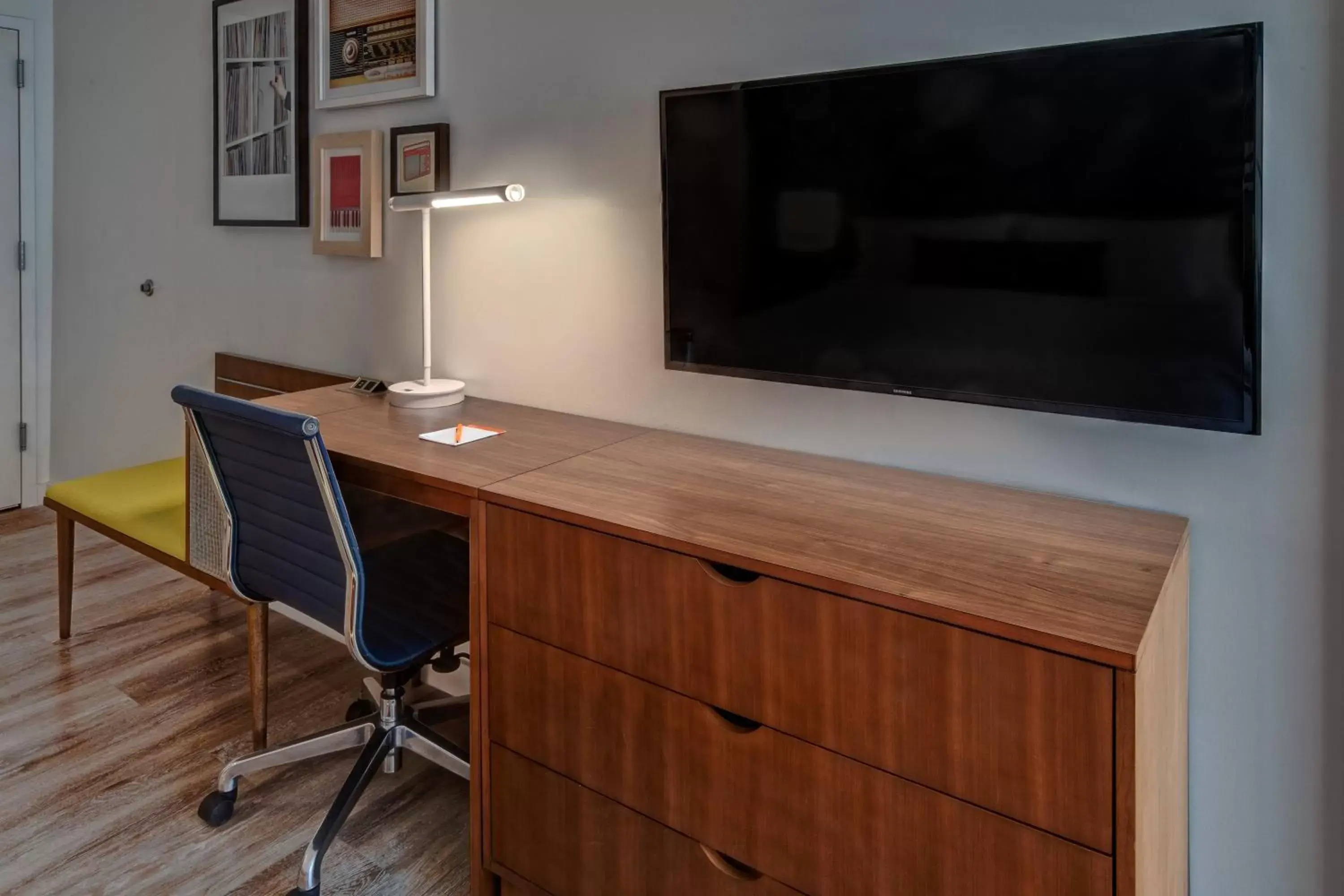 Photo of the whole room, TV/Entertainment Center in Hotel Indigo - Memphis Downtown, an IHG Hotel