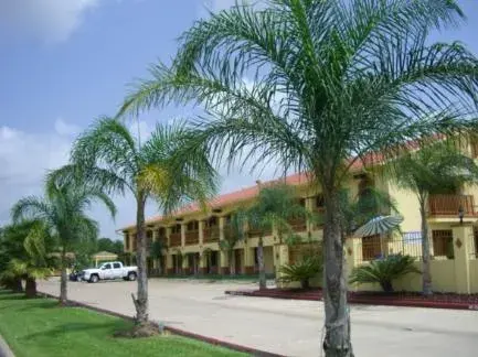 Facade/entrance, Property Building in Americas Best Value Inn & Suites Alvin Houston