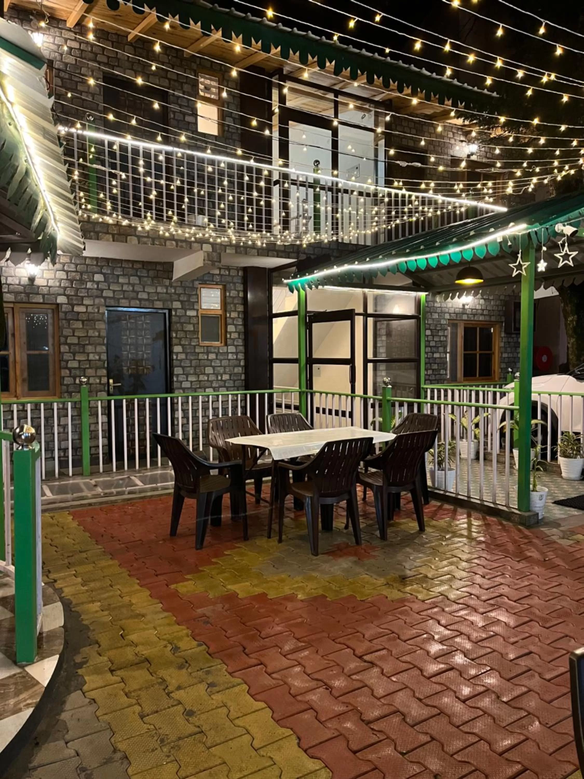 Restaurant/Places to Eat in Cedar Woods Resort