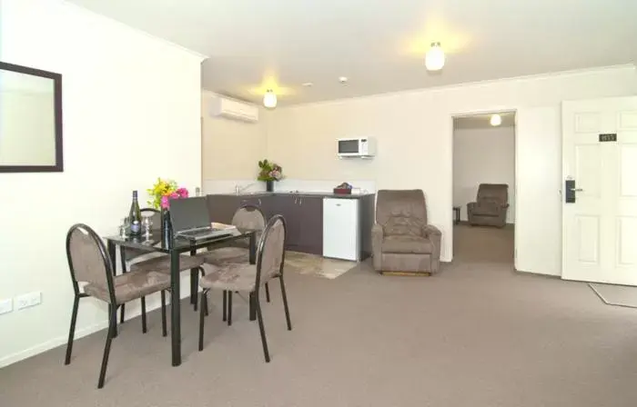 Photo of the whole room, Dining Area in Best Western BKs Pioneer Motor Lodge