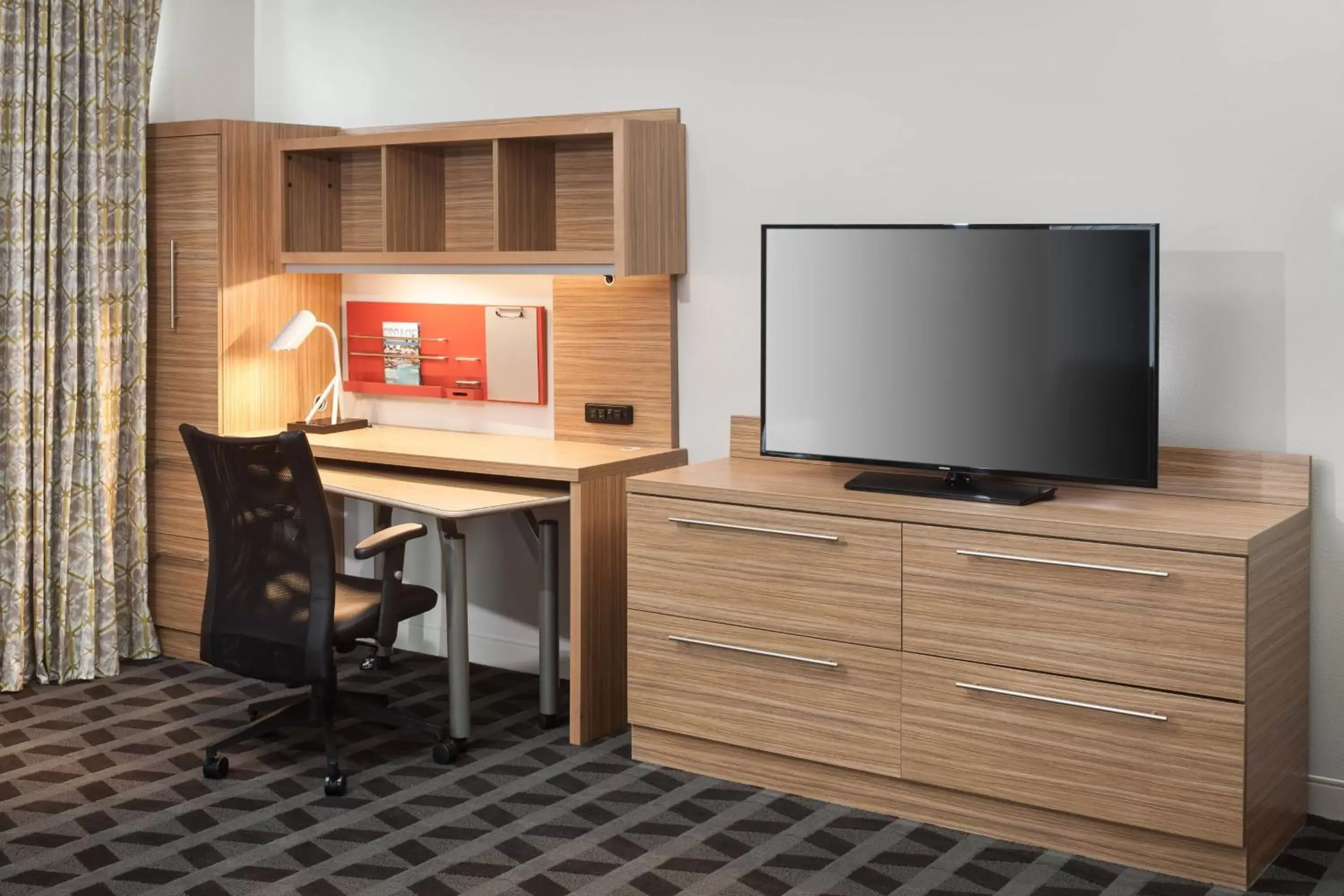 Bedroom, TV/Entertainment Center in TownePlace Suites by Marriott Orlando at SeaWorld