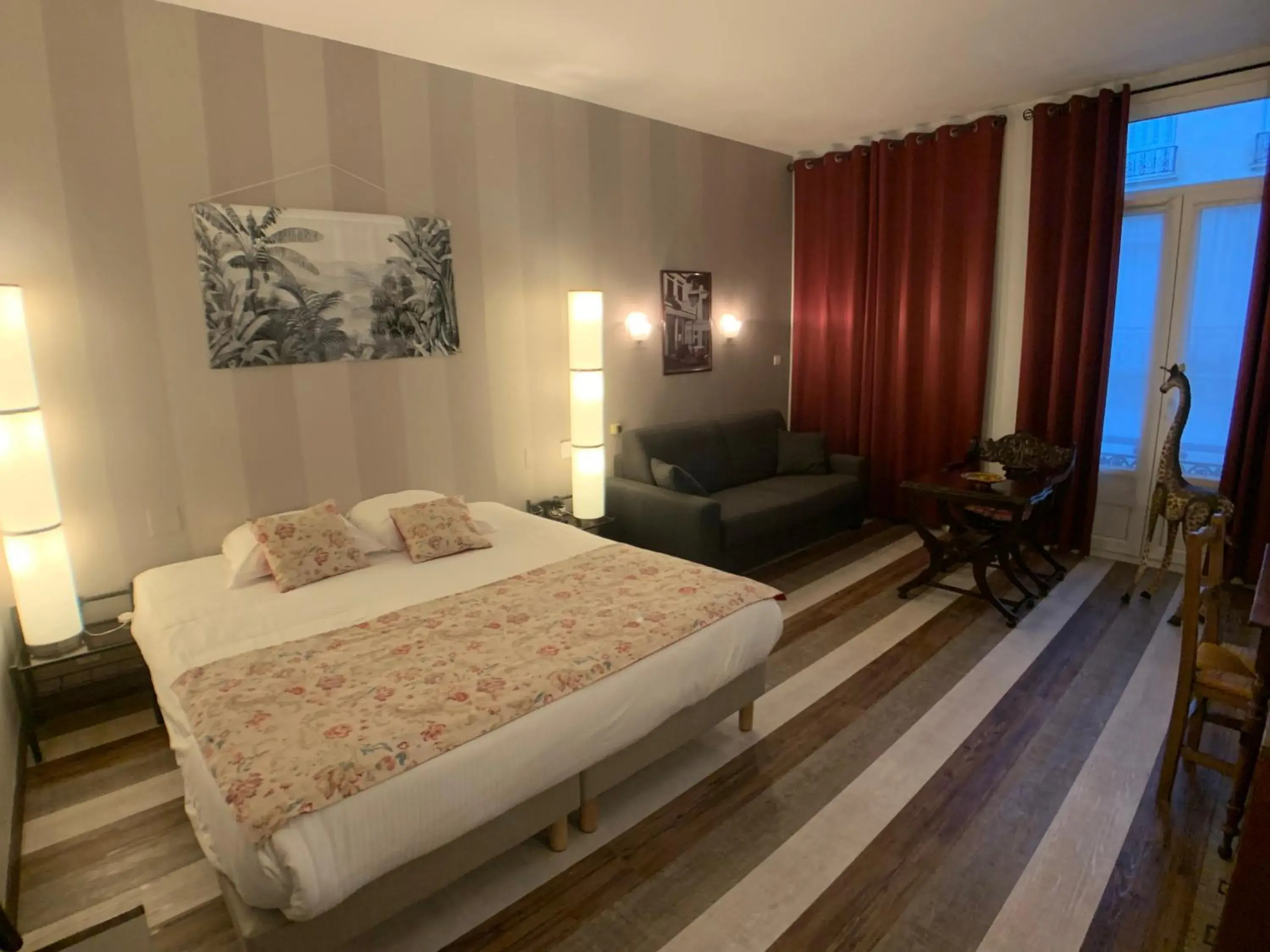 Photo of the whole room in The Originals Boutique, Hotel Roca-Fortis, Rochefort