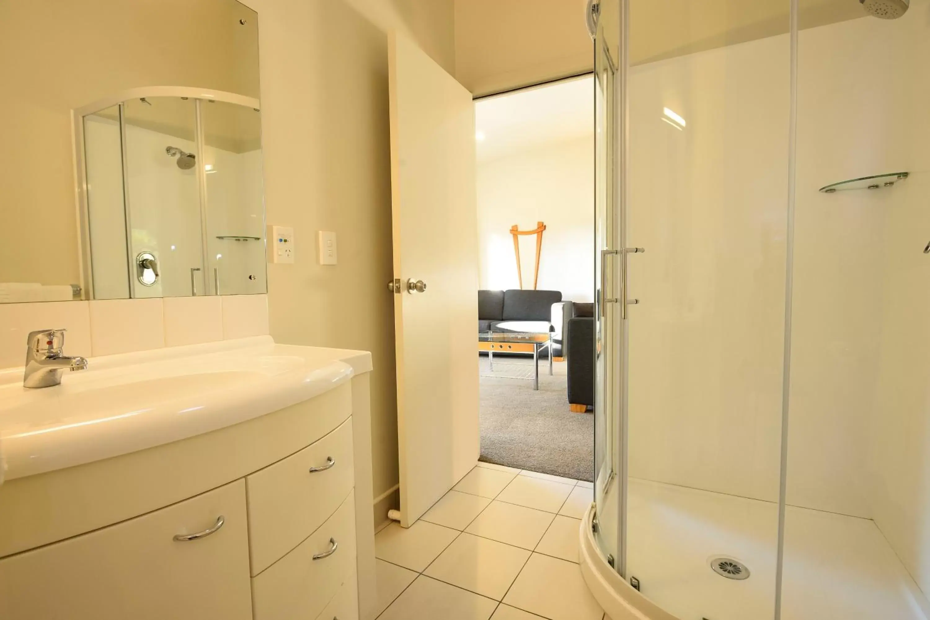 Bathroom in Ocean Beach Motor Lodge