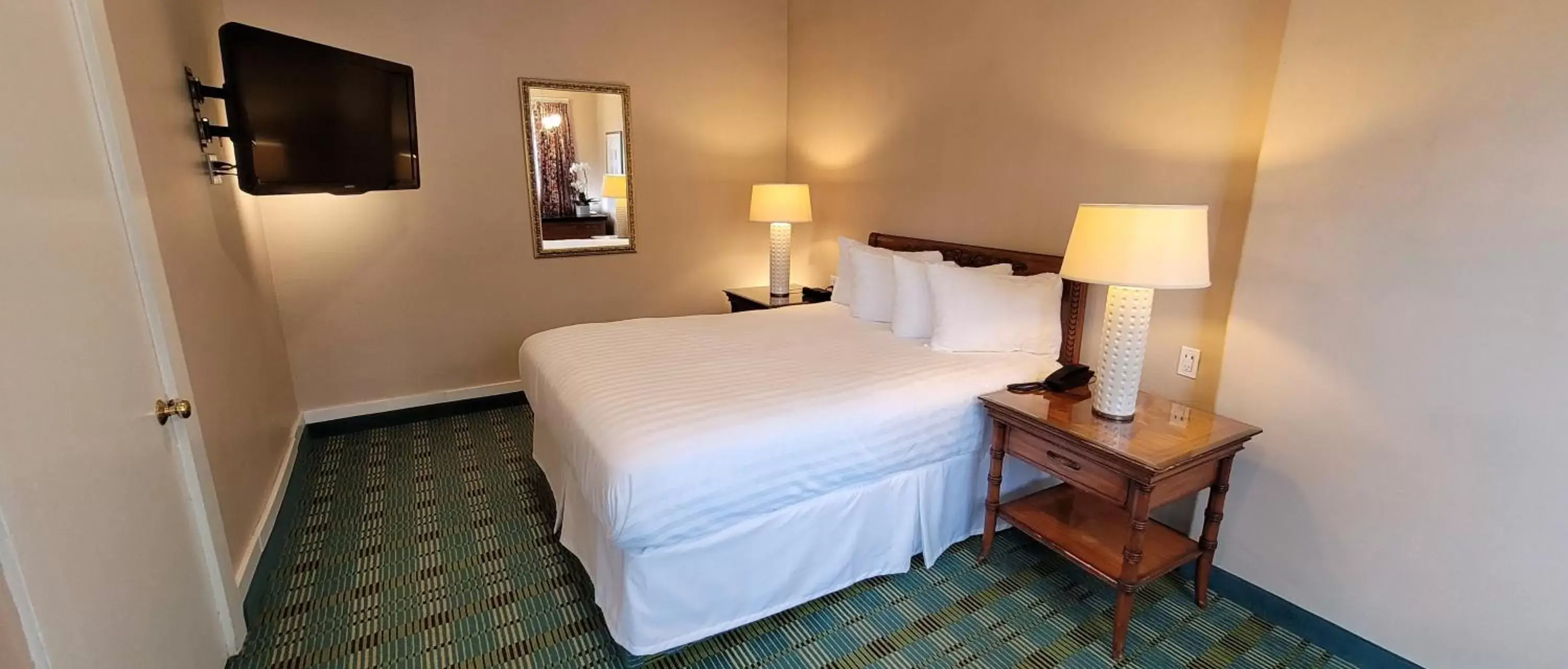 Queen Room in Butterfly Grove Inn Queen Room in Butterfly Grove Inn