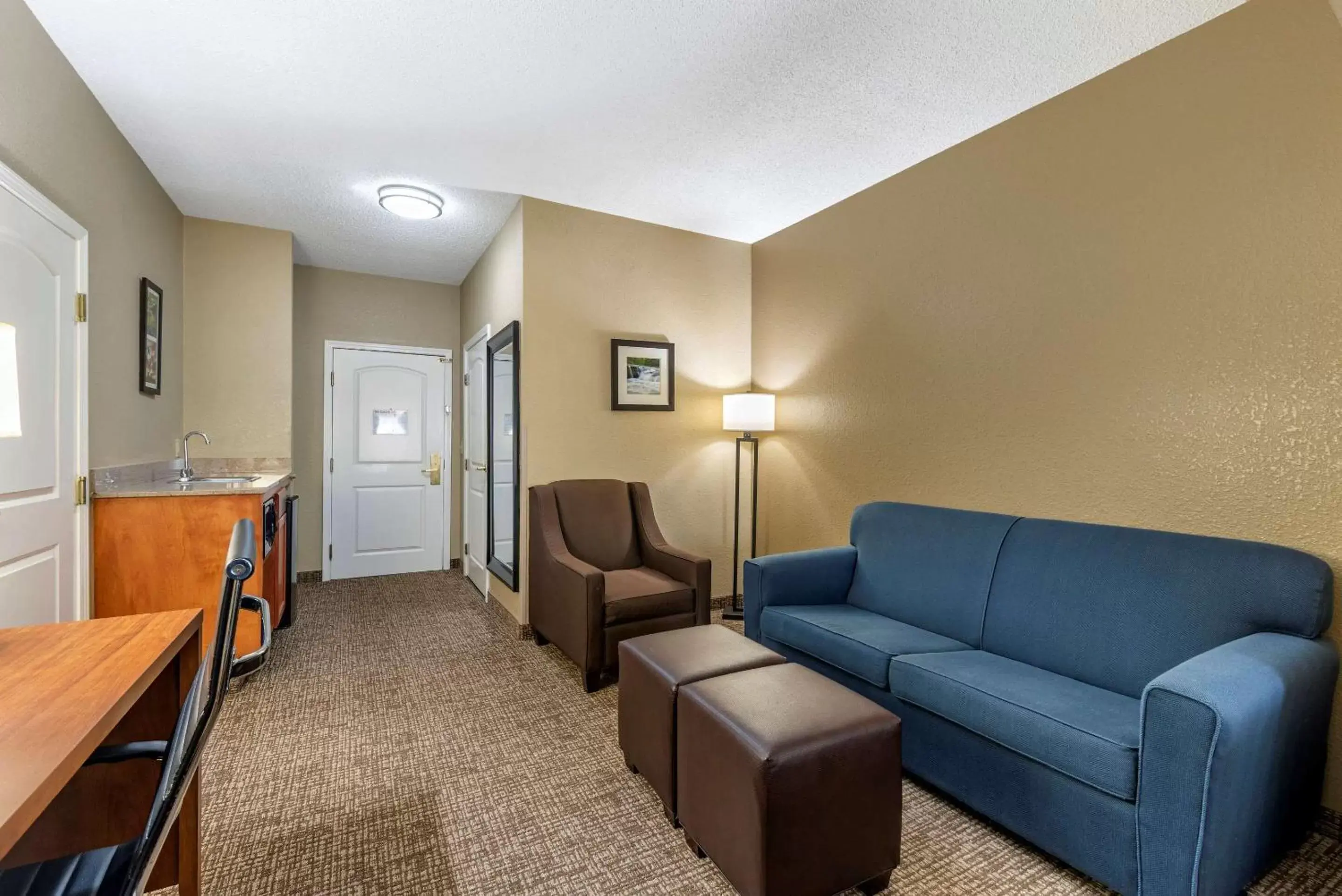Photo of the whole room, Seating Area in Comfort Inn & Suites El Dorado